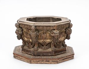 Modello di vera da pozzo con base ottagonale in terracotta patinata e decorata a rilievo. Secolo XIX. Difetti.