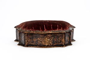 Cuscino da preghiera in velluto rosso con base mossa in legno inciso e laccato. Secolo XIX