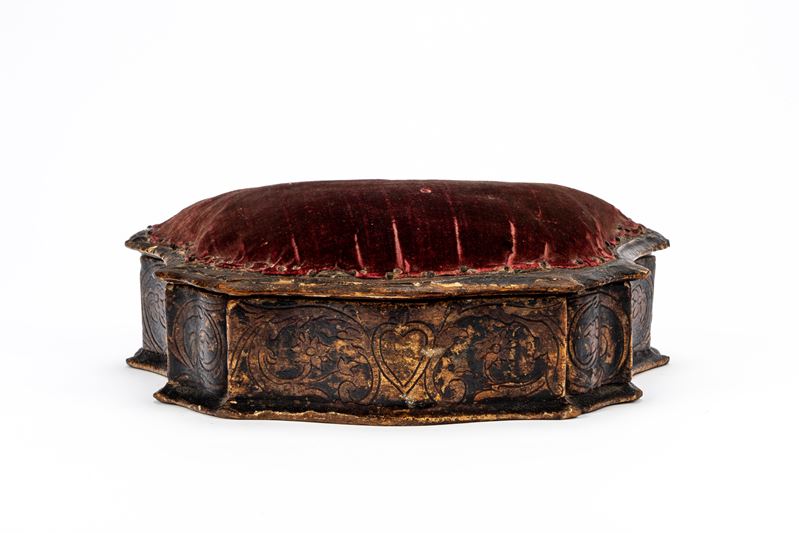 Cuscino da preghiera in velluto rosso (bordeaux) con base lignea intagliata e laccata, Secolo XIX