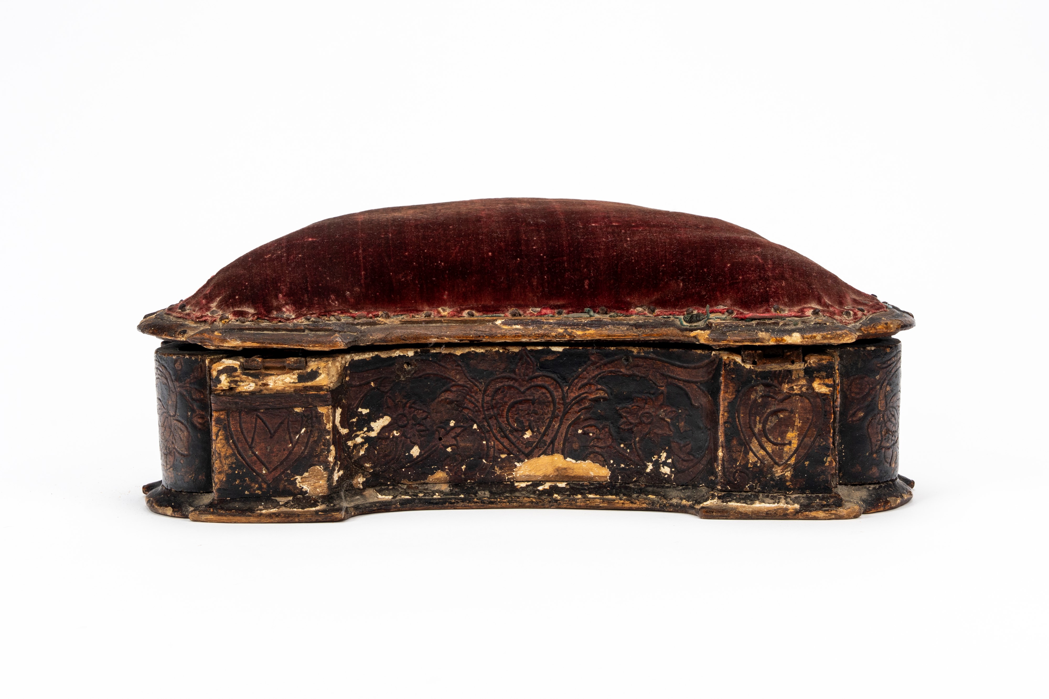 Cuscino da preghiera in velluto rosso (bordeaux) con base lignea intagliata e laccata, Secolo XIX