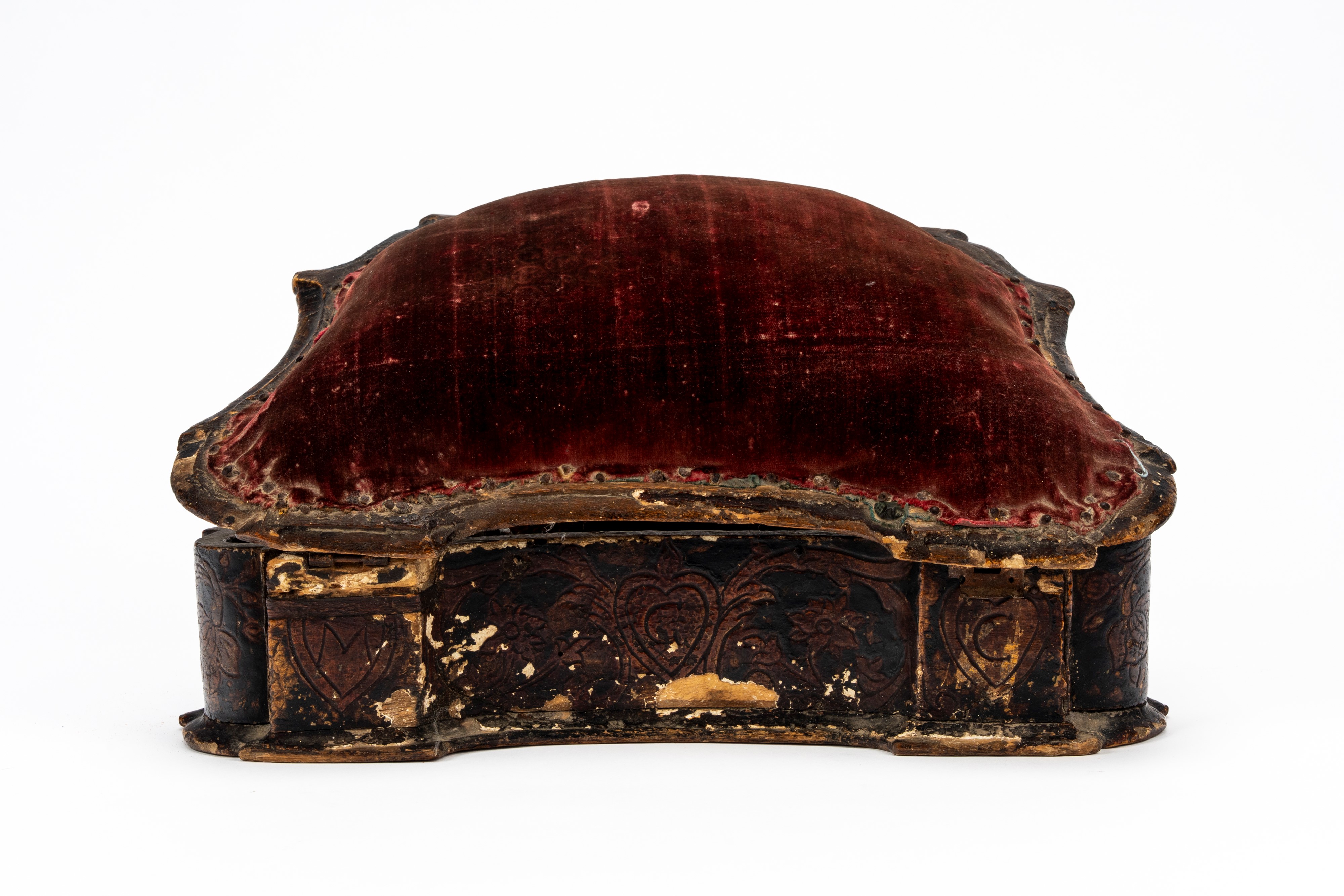 Cuscino da preghiera in velluto rosso (bordeaux) con base lignea intagliata e laccata, Secolo XIX
