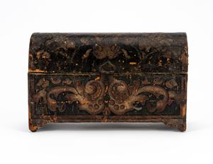 Cofanetto con coperchio bombato e decoro floreale inciso del XIX secolo