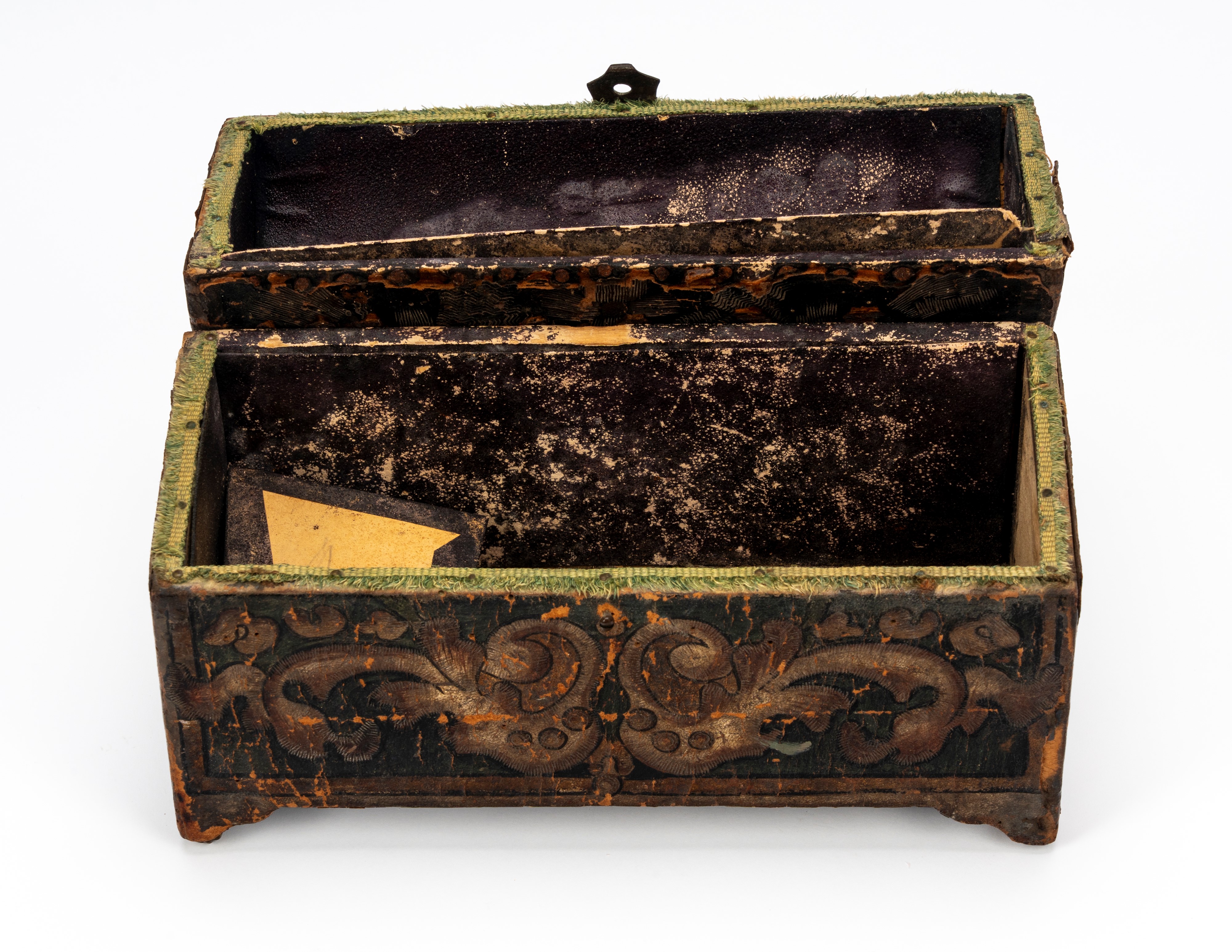 XIX secolo, Cofanetto con coperchio bombato e decoro floreale inciso