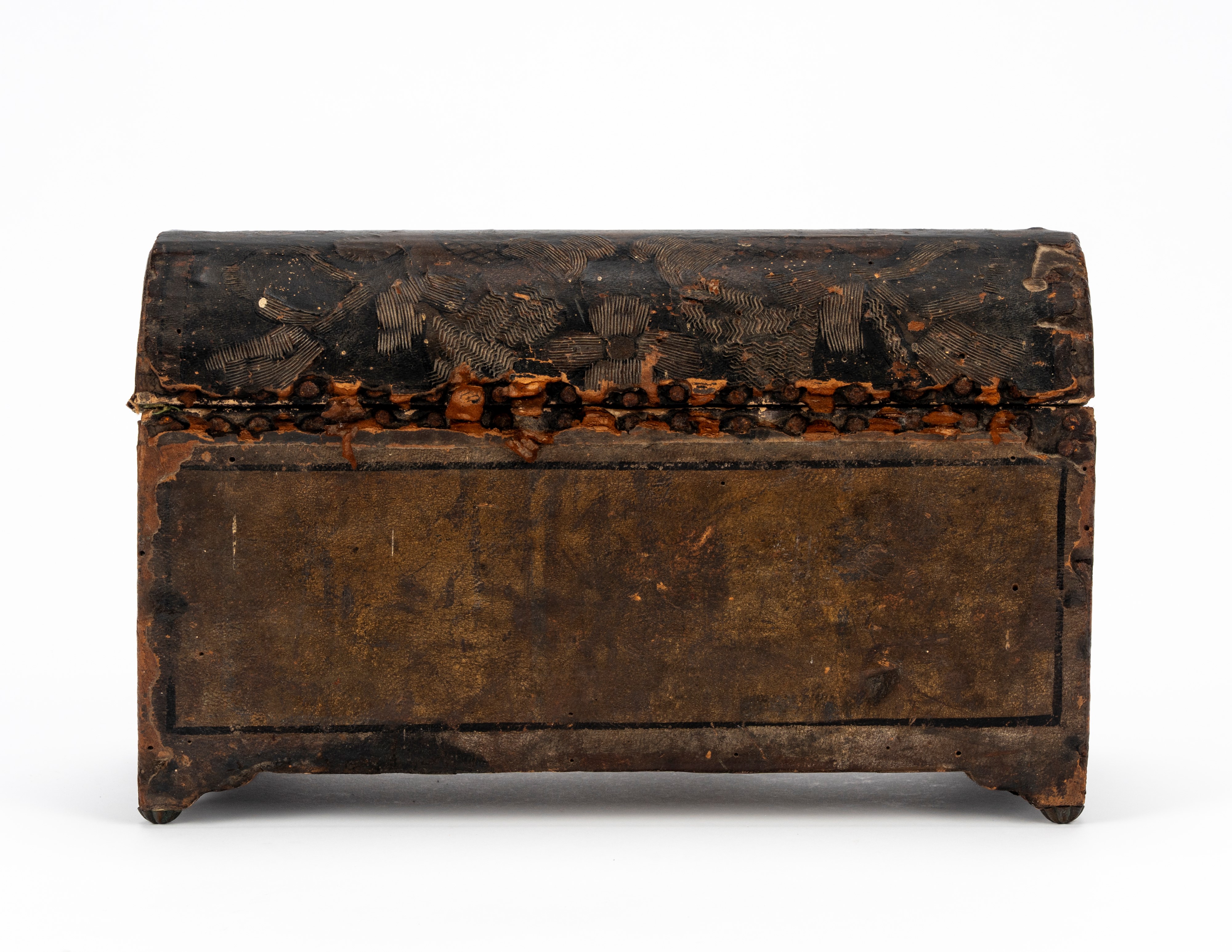 XIX secolo, Cofanetto con coperchio bombato e decoro floreale inciso