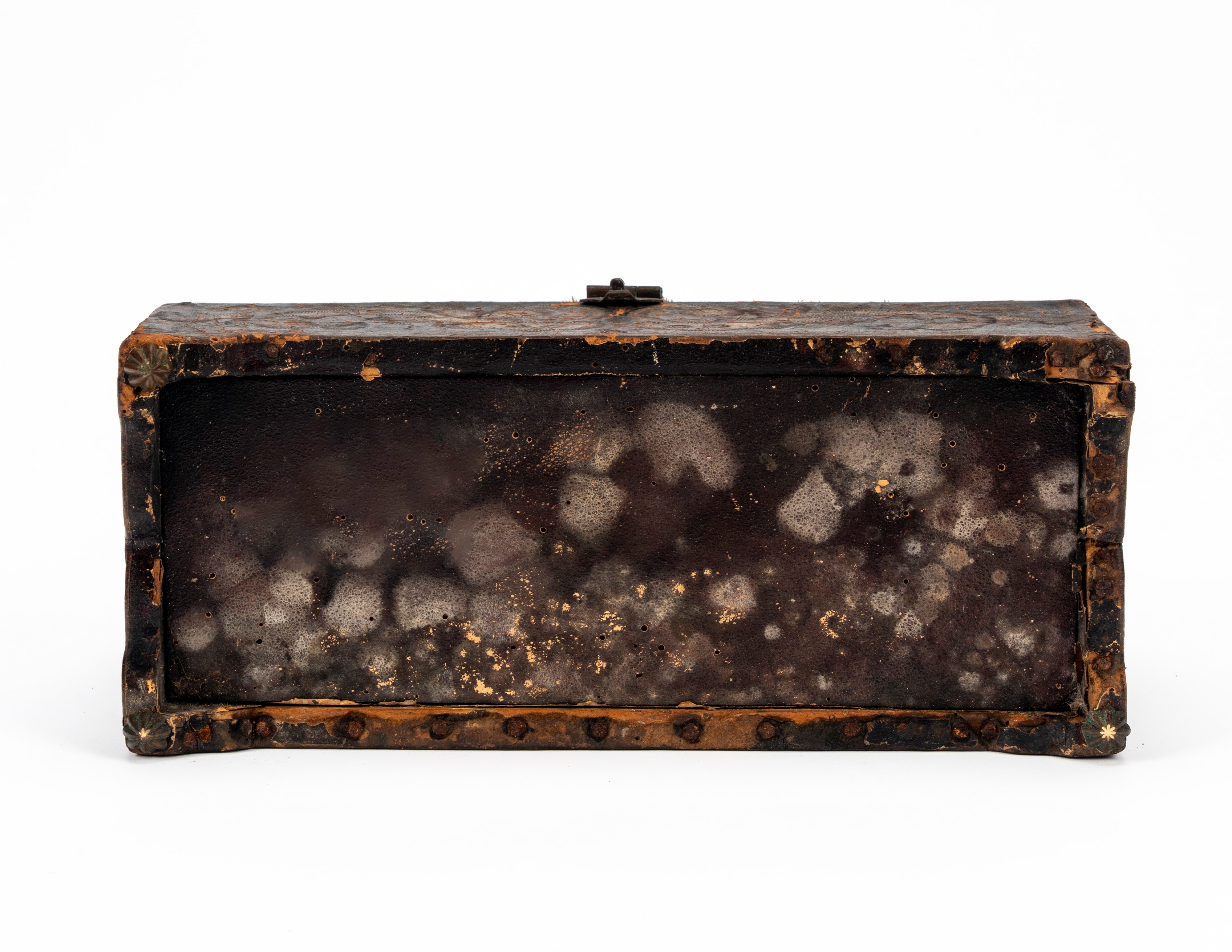 XIX secolo, Cofanetto con coperchio bombato e decoro floreale inciso