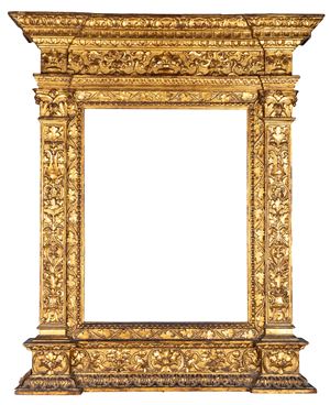 Cornice a edicola in legno intagliato e dorato. Secolo XIX