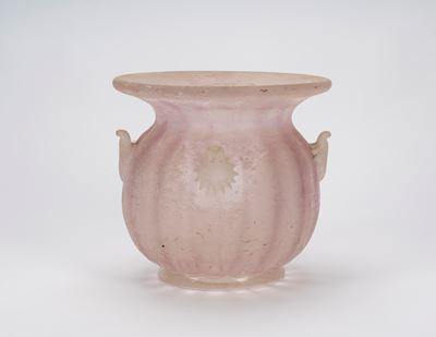 Vaso in vetro rosa, corpo costolato con anse applicate (probabile XIX secolo)