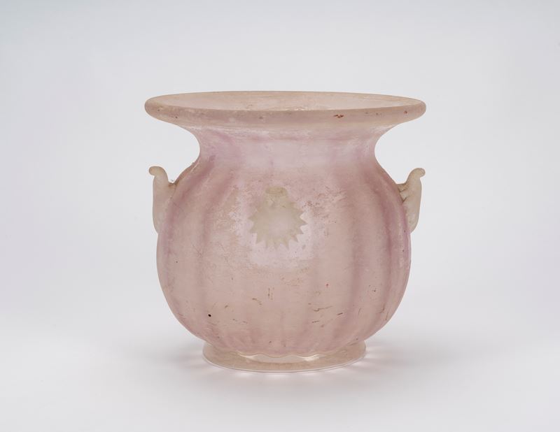 Vaso in vetro rosa, corpo costolato con quattro anse applicate