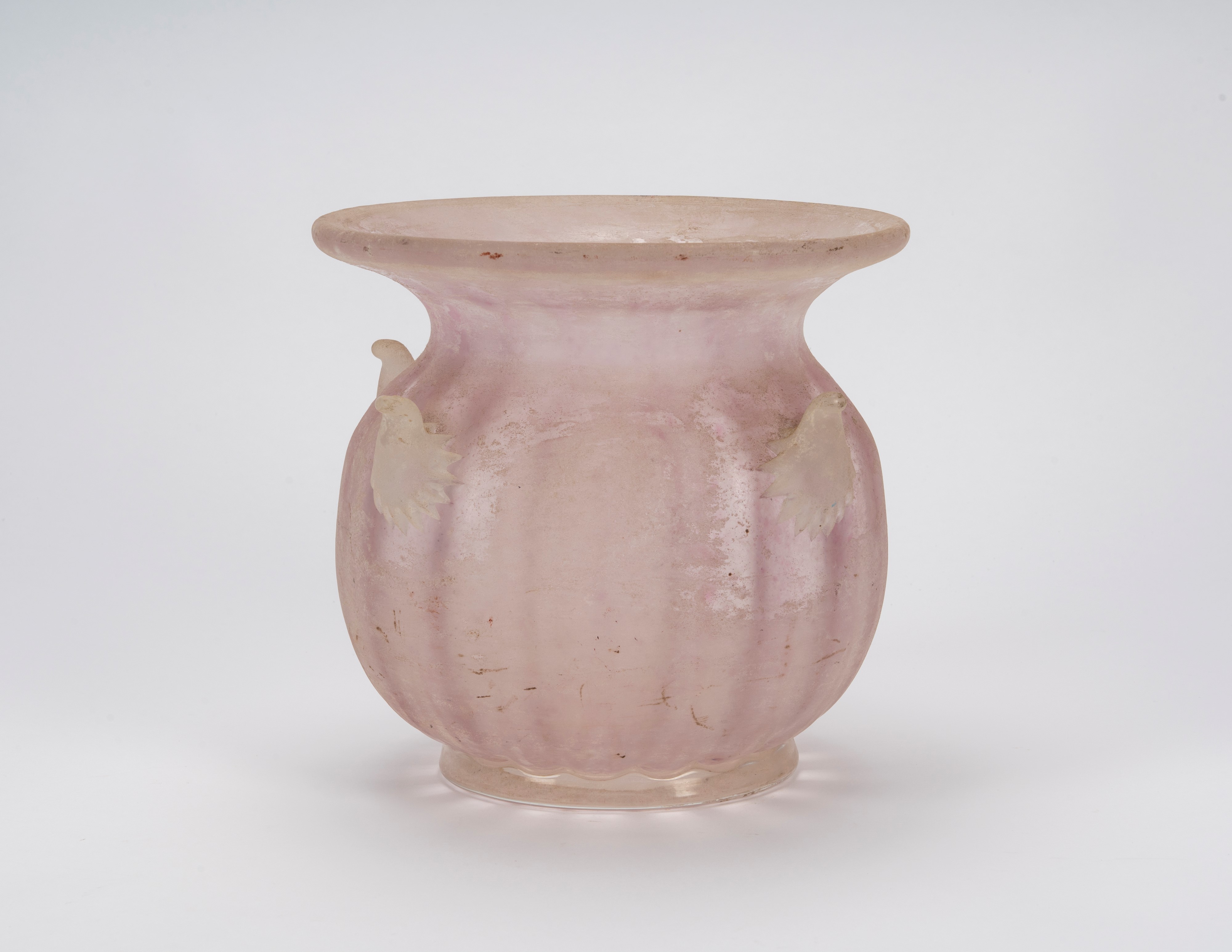 Vaso in vetro rosa, corpo costolato con quattro anse applicate