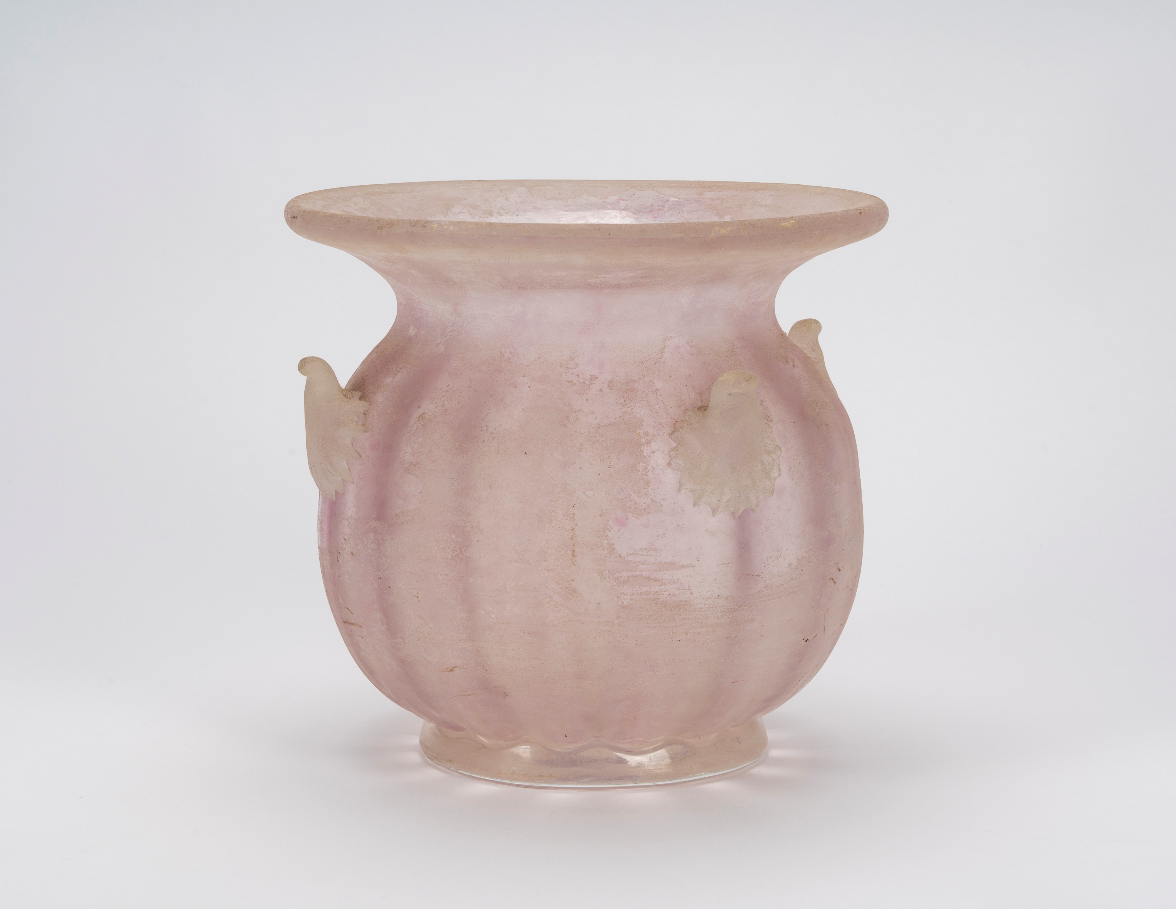 Vaso in vetro rosa, corpo costolato con quattro anse applicate