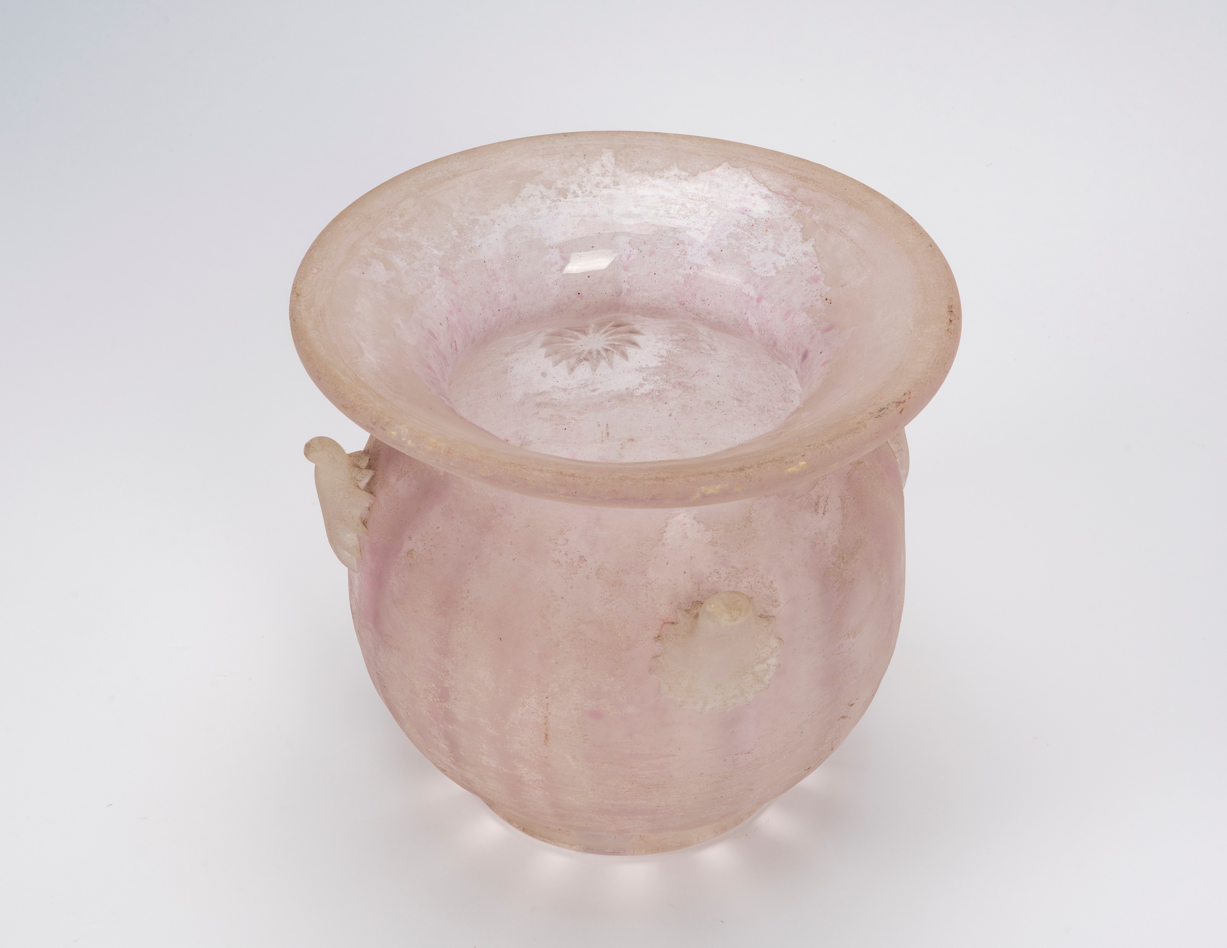 Vaso in vetro rosa, corpo costolato con quattro anse applicate