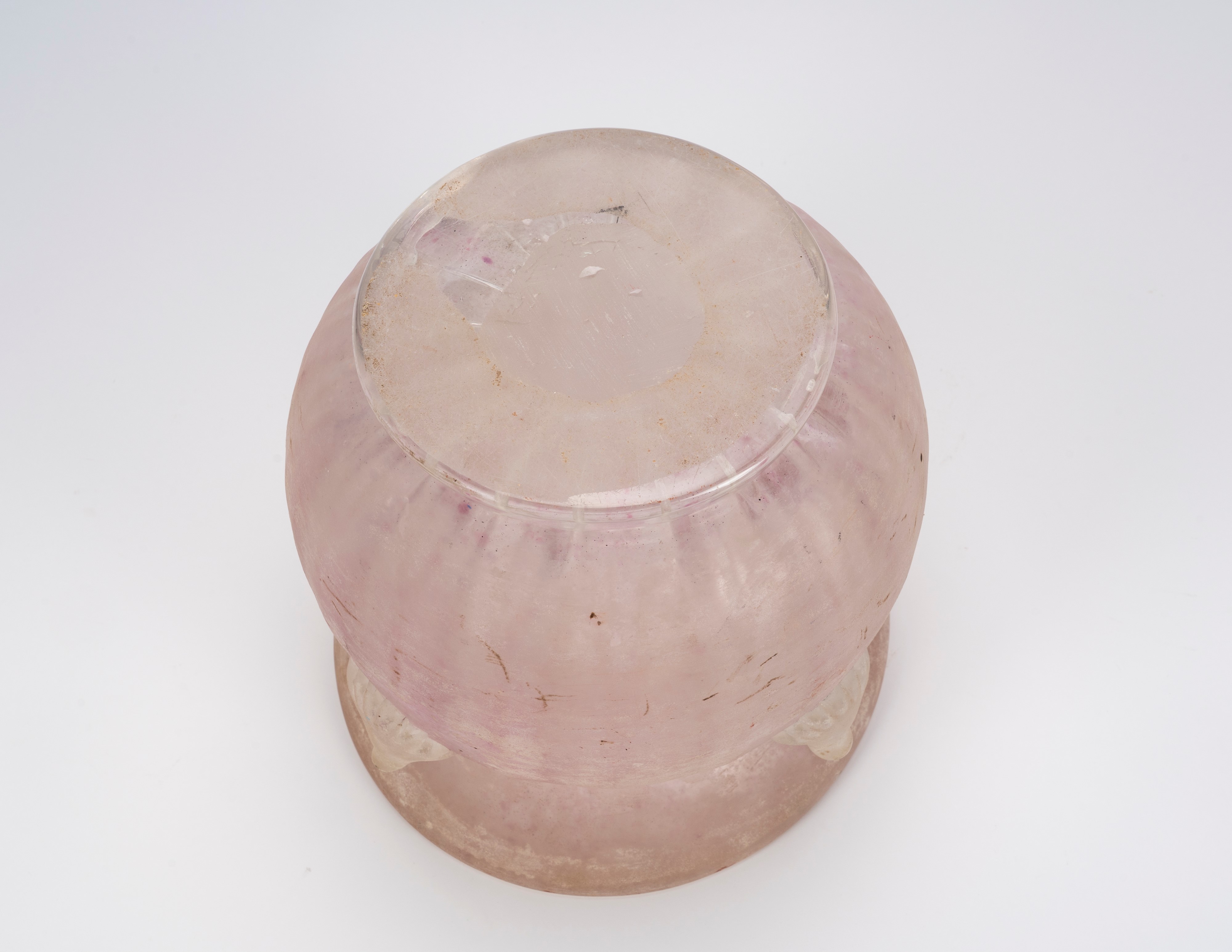 Vaso in vetro rosa, corpo costolato con quattro anse applicate