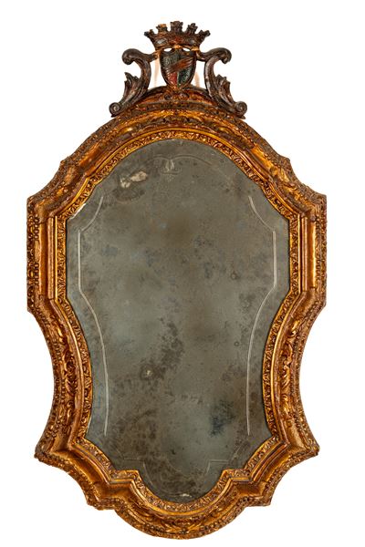 Specchiera a forma mossa, cornice in legno intagliato e dorato con cimasa a stemma, XIX secolo