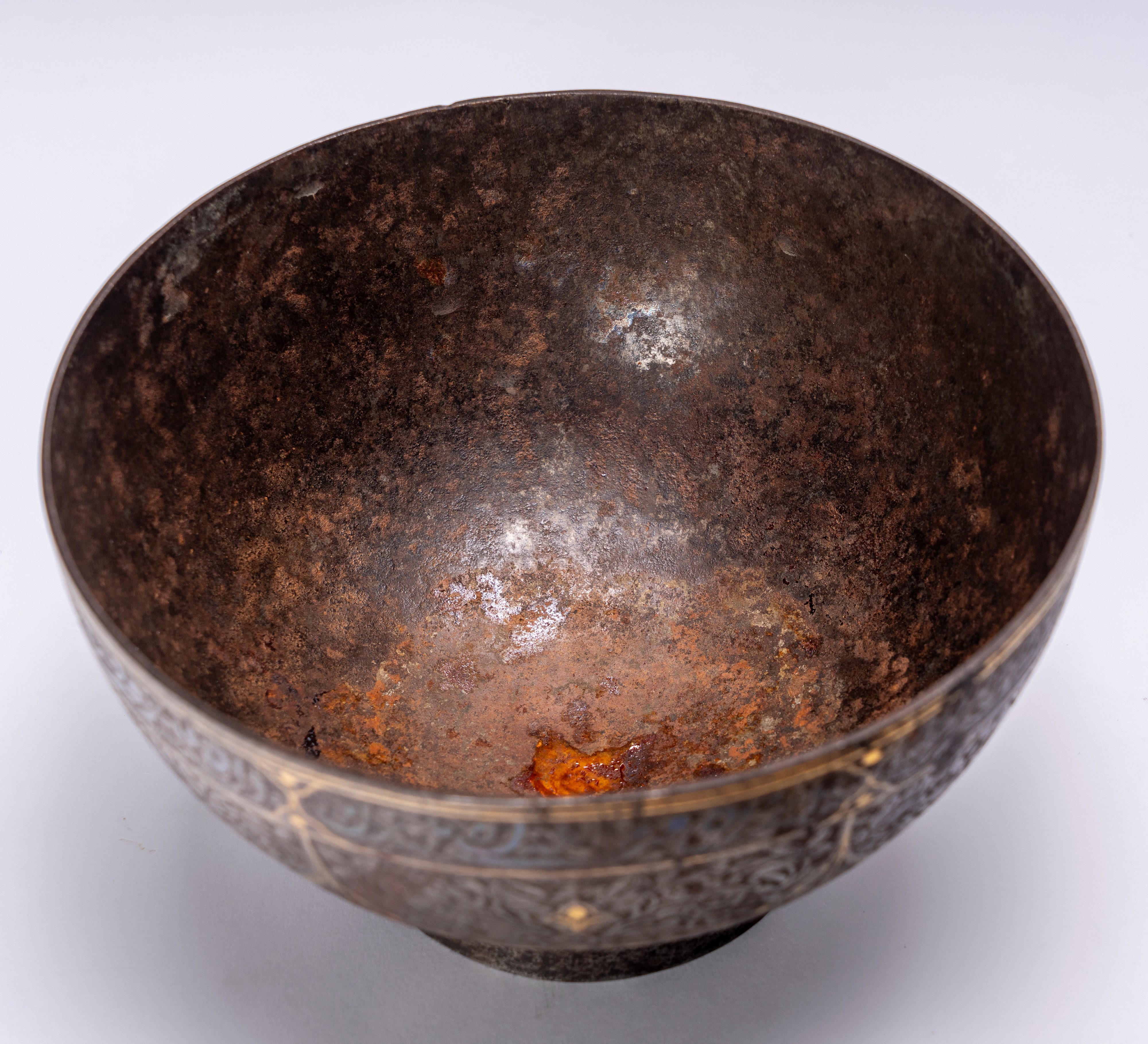 Coppa brucia incenso con coperchio, metallo inciso e damaschinato (Medio Oriente, secolo XIX-XX)