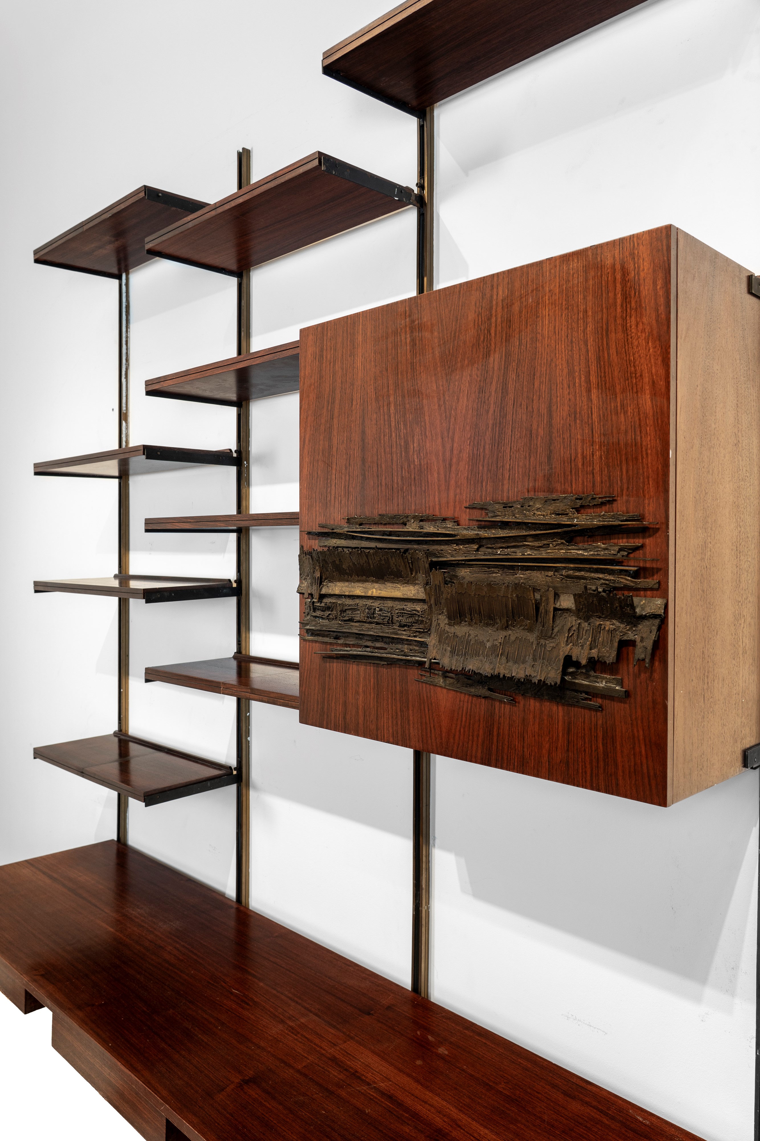 Osvaldo Borsani, Arnaldo Pomodoro - Libreria modello E22 componibile, metallo laccato, palissandr...