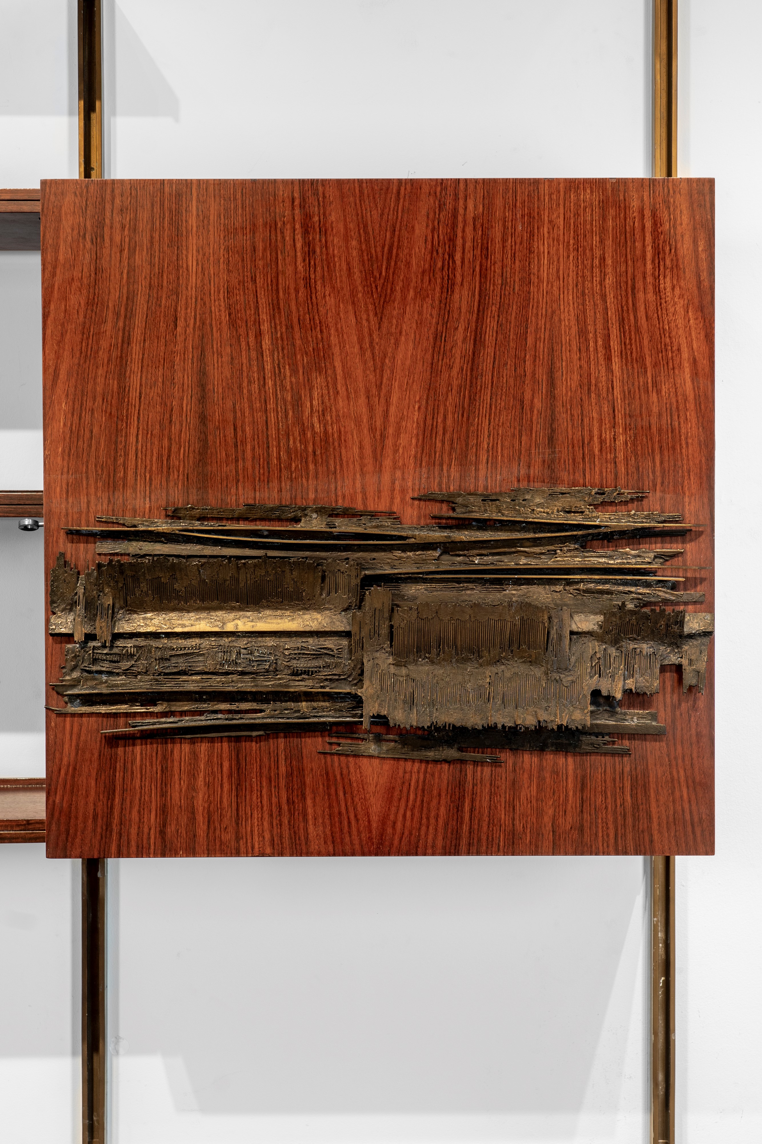 Osvaldo Borsani, Arnaldo Pomodoro - Libreria modello E22 componibile, metallo laccato, palissandr...