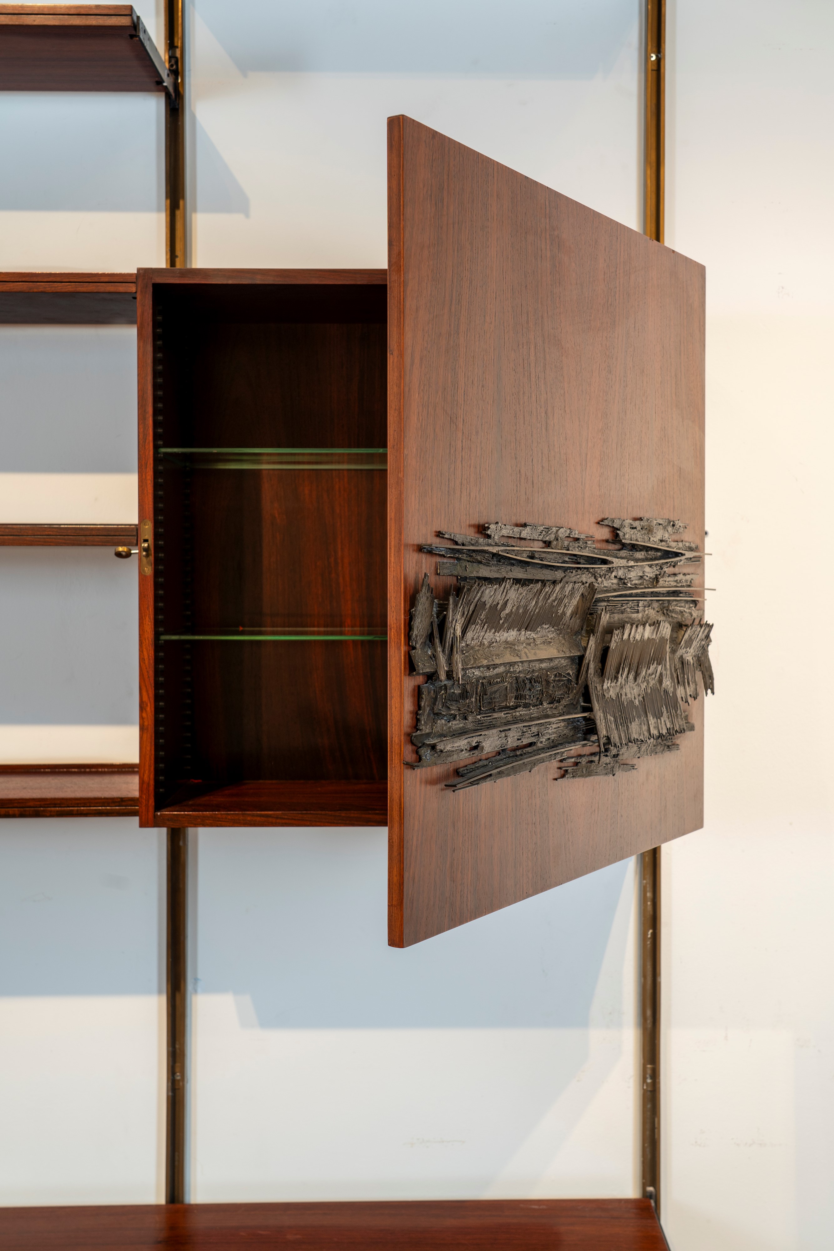 Osvaldo Borsani, Arnaldo Pomodoro - Libreria modello E22 componibile, metallo laccato, palissandr...