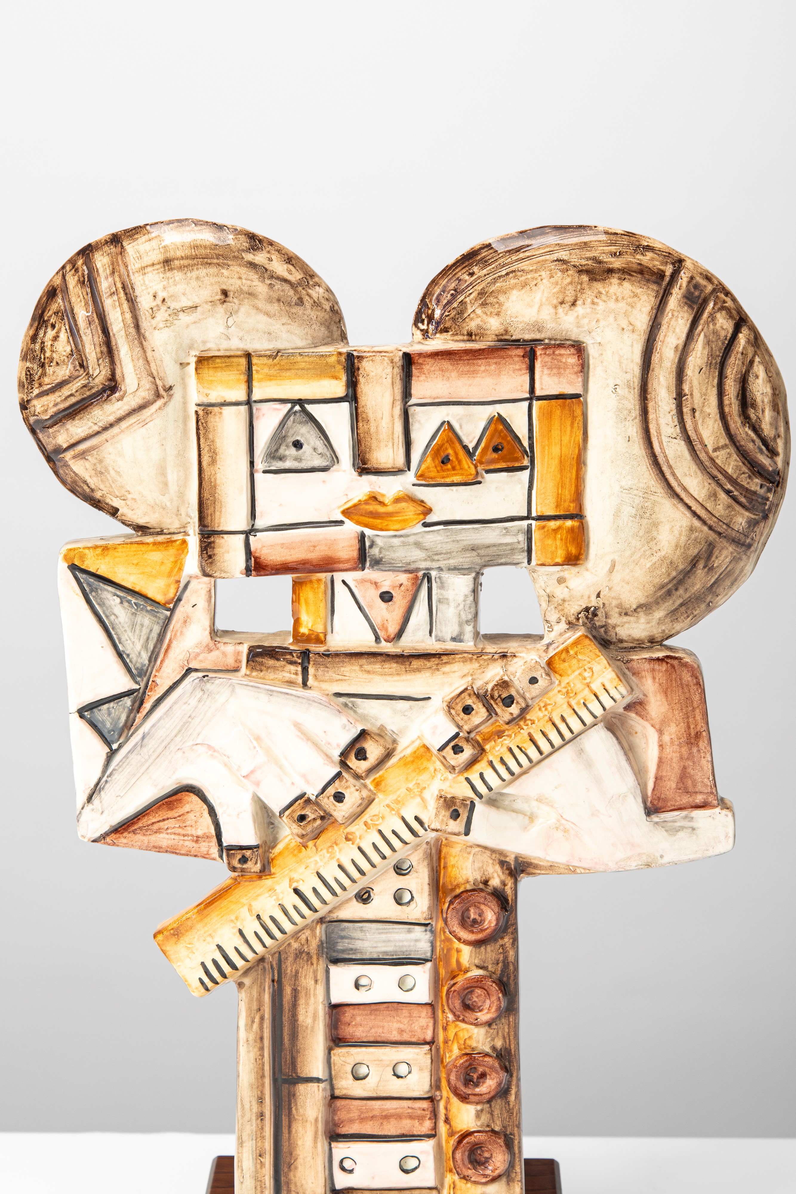 Ibrahim Kodra - Il Sarto, scultura in ceramica smaltata policroma con base in legno