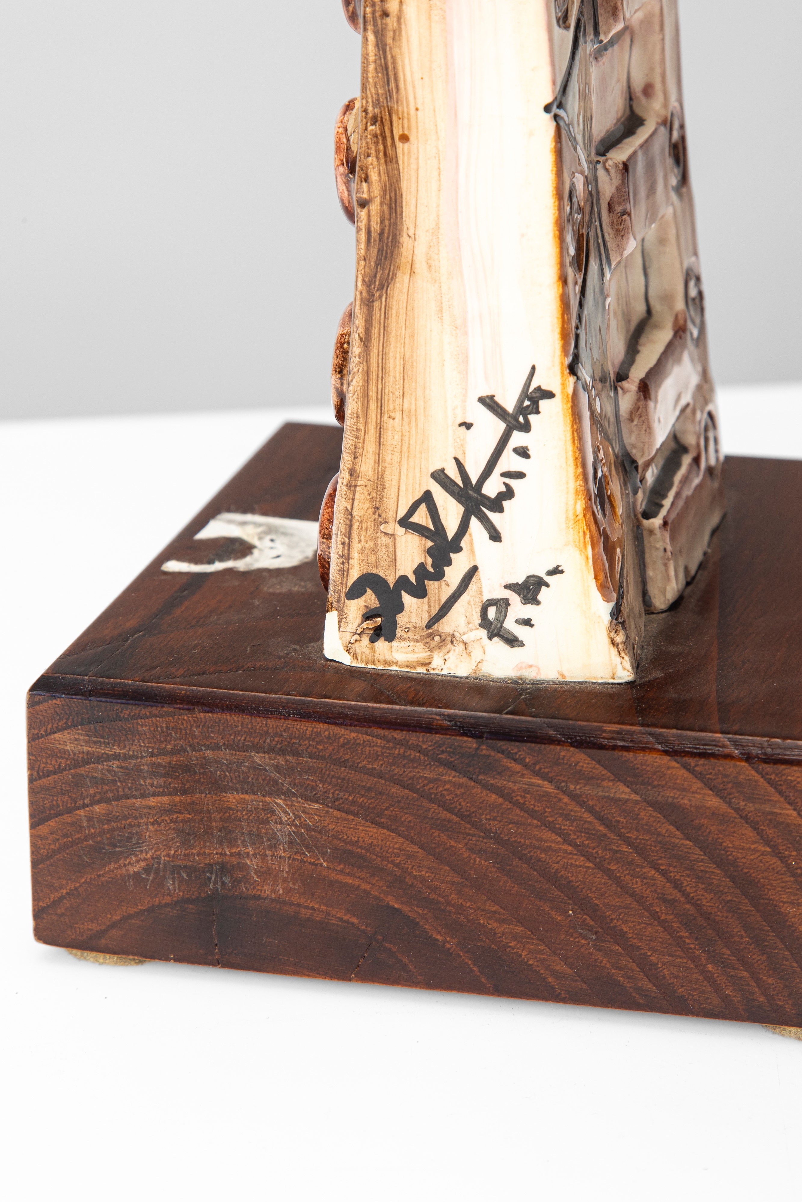 Ibrahim Kodra - Il Sarto, scultura in ceramica smaltata policroma con base in legno