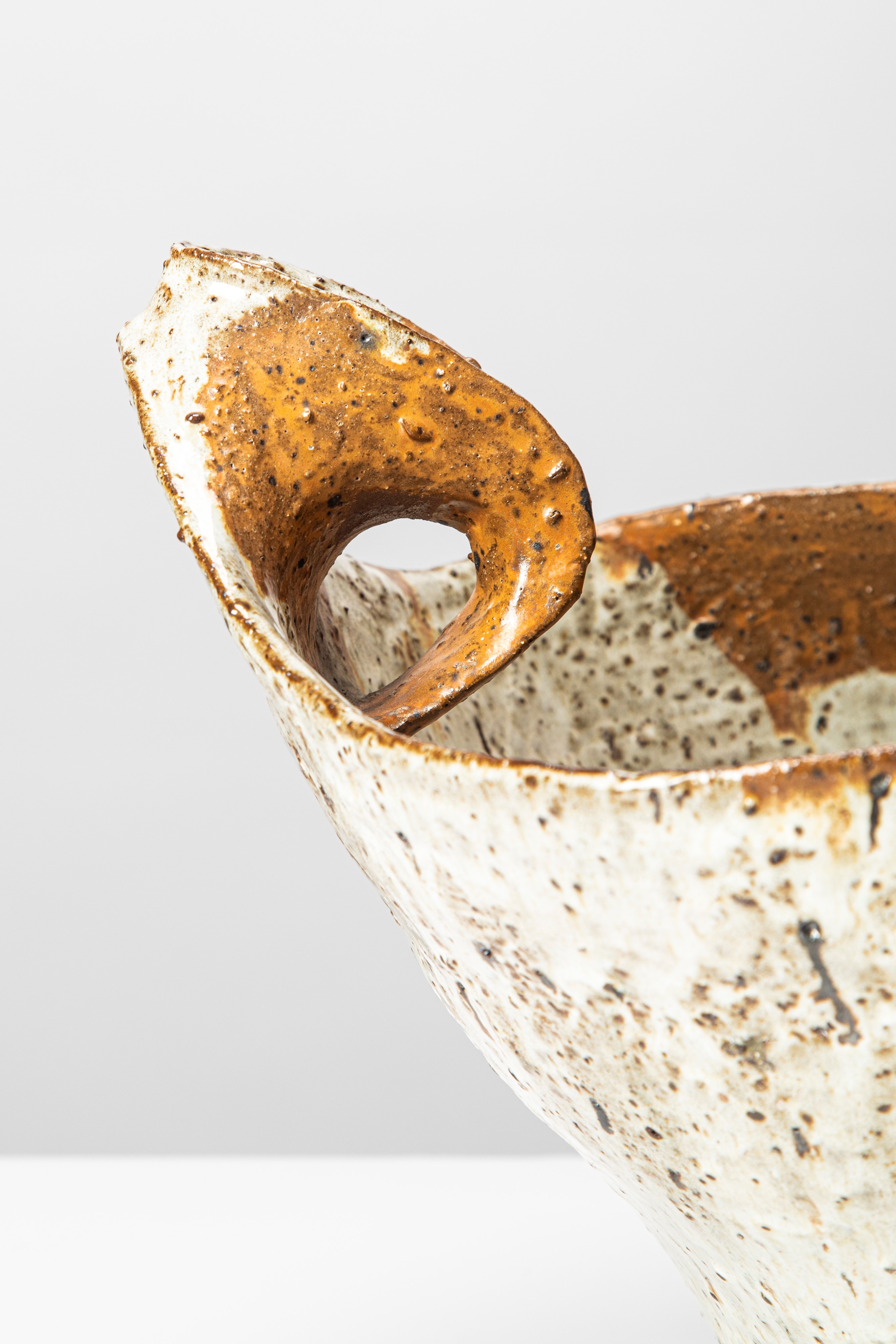 Salvatore Cipolla - Versatoio in terracotta smaltata (1978)