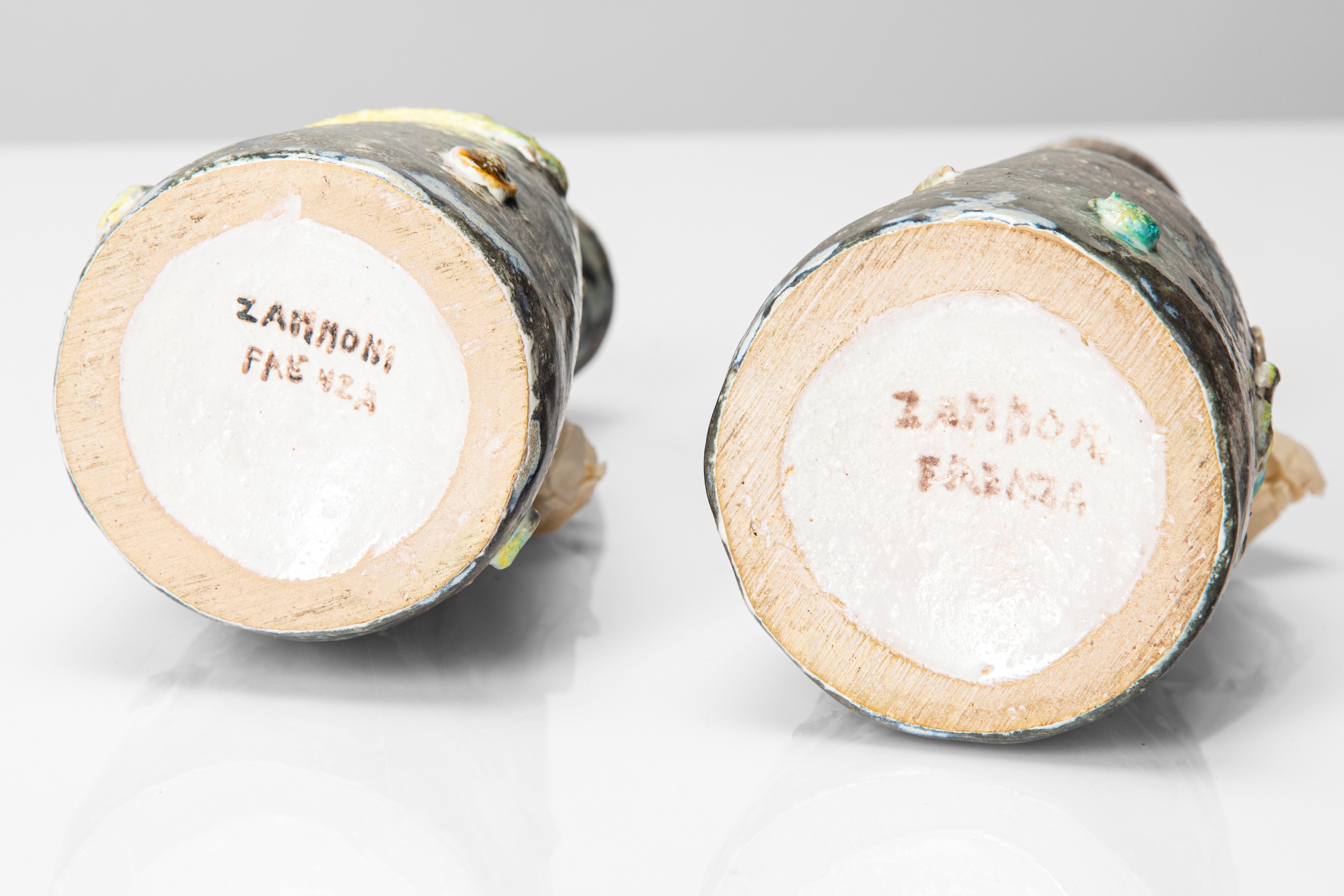 Umberto Zannoni - Coppia di vasi monofiore in ceramica smaltata