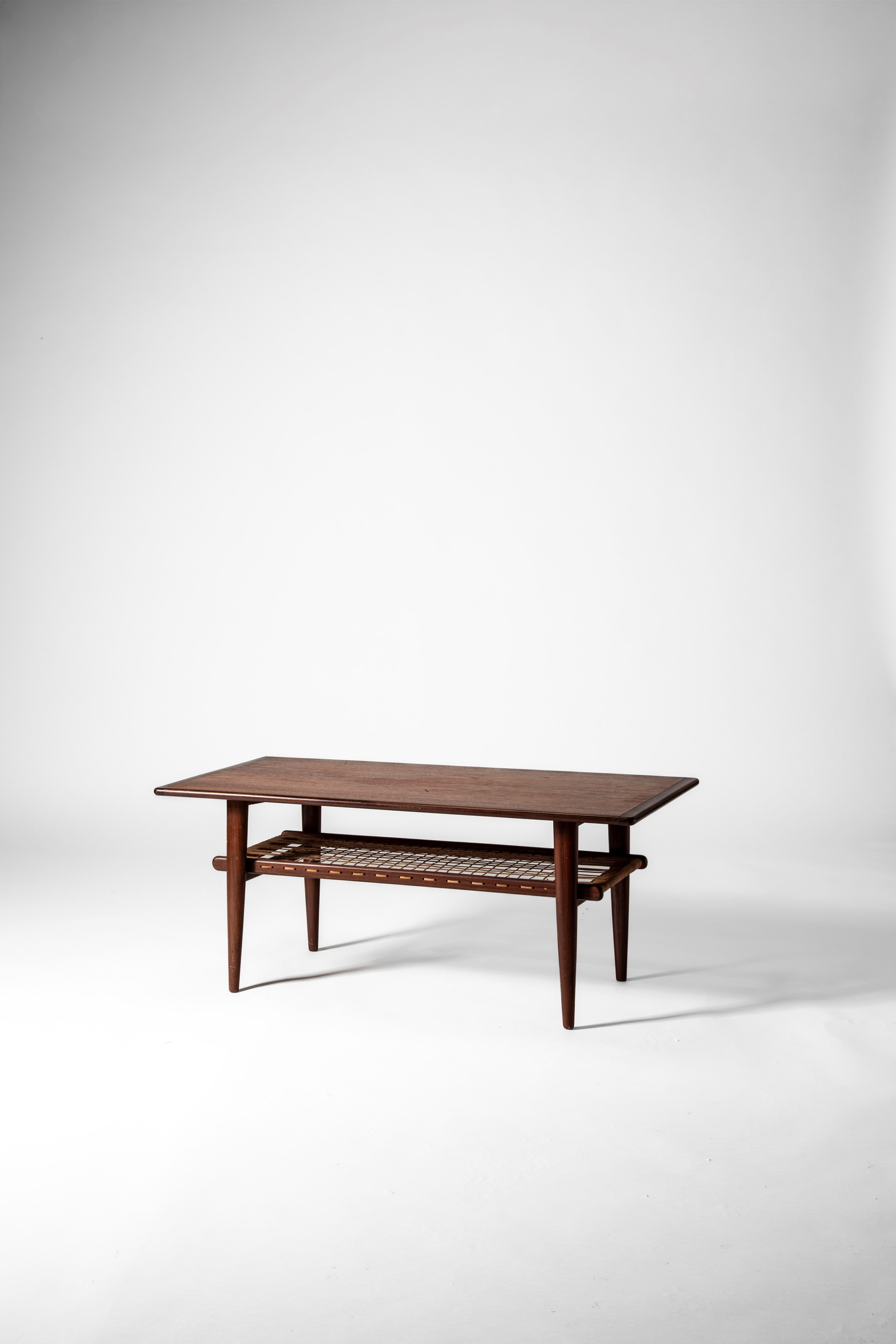 Bruksbo Design Studio - Tavolo basso in legno impiallacciato e vimini