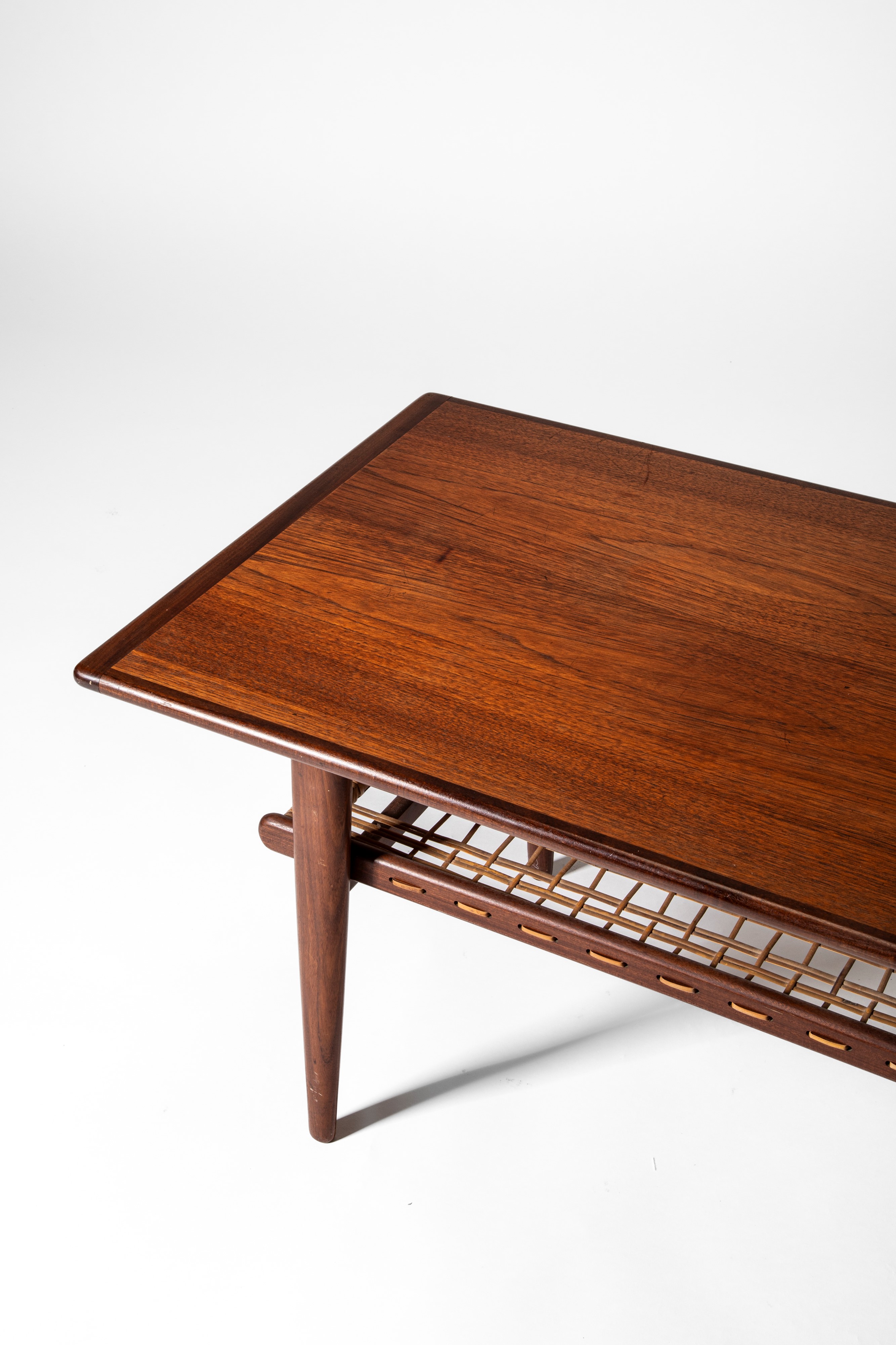 Bruksbo Design Studio - Tavolo basso in legno impiallacciato e vimini