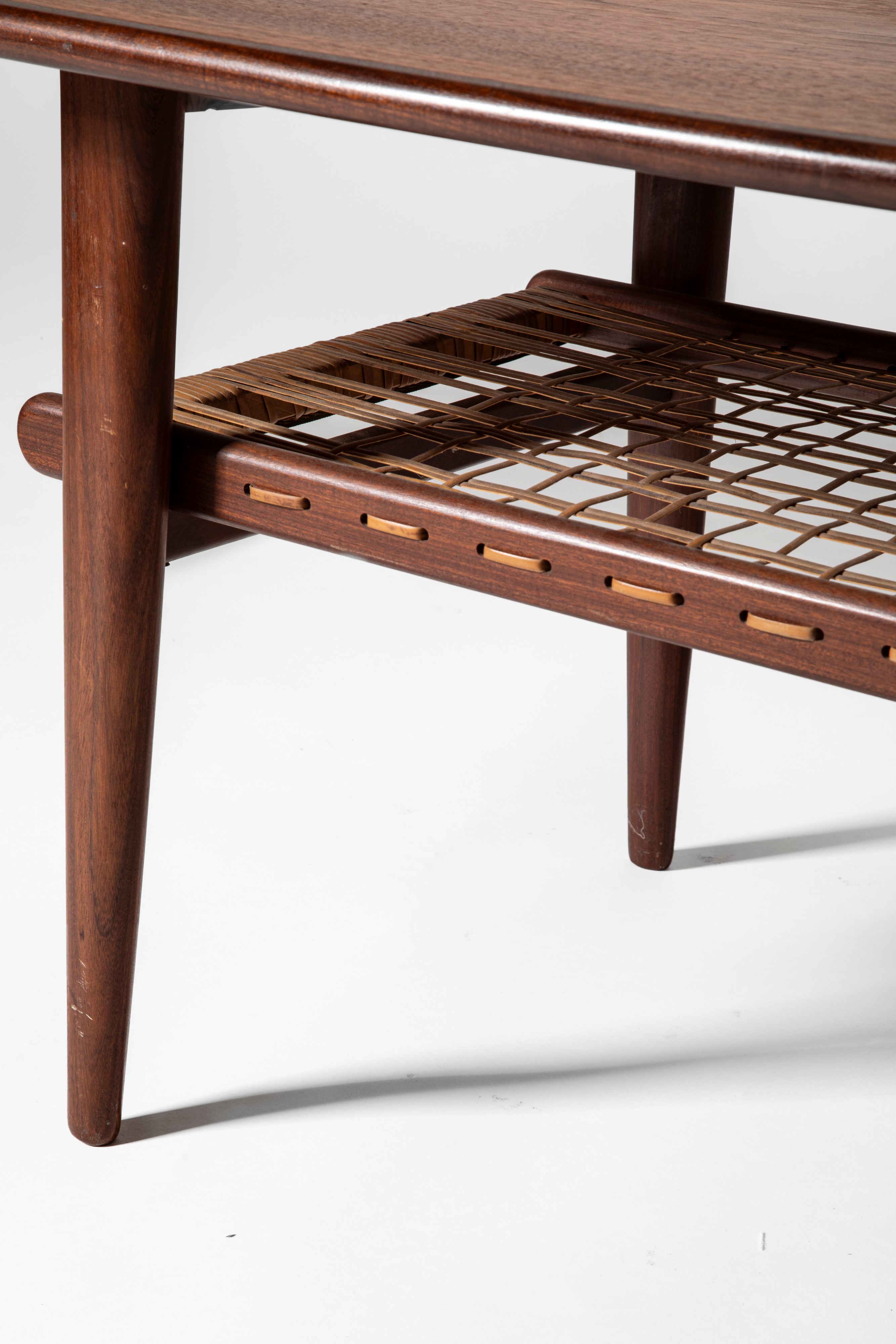 Bruksbo Design Studio - Tavolo basso in legno impiallacciato e vimini