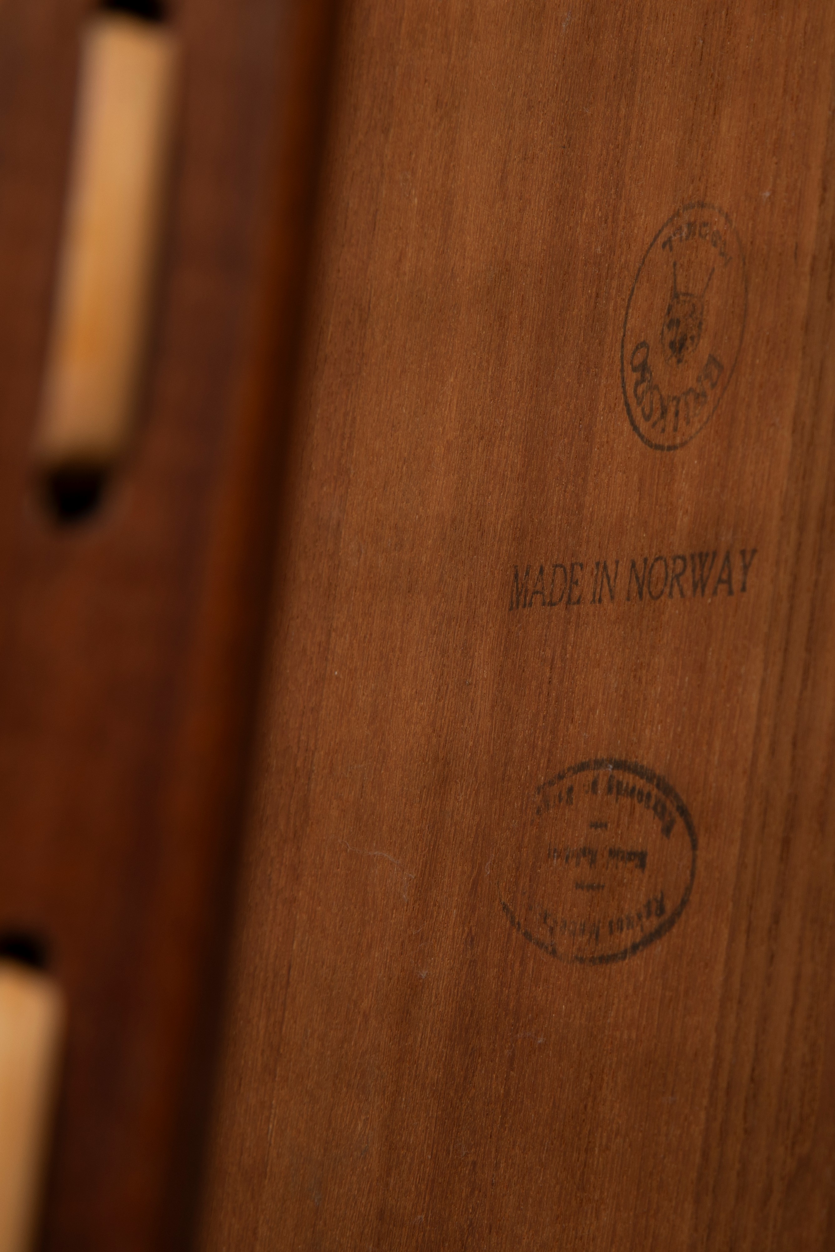 Bruksbo Design Studio - Tavolo basso in legno impiallacciato e vimini