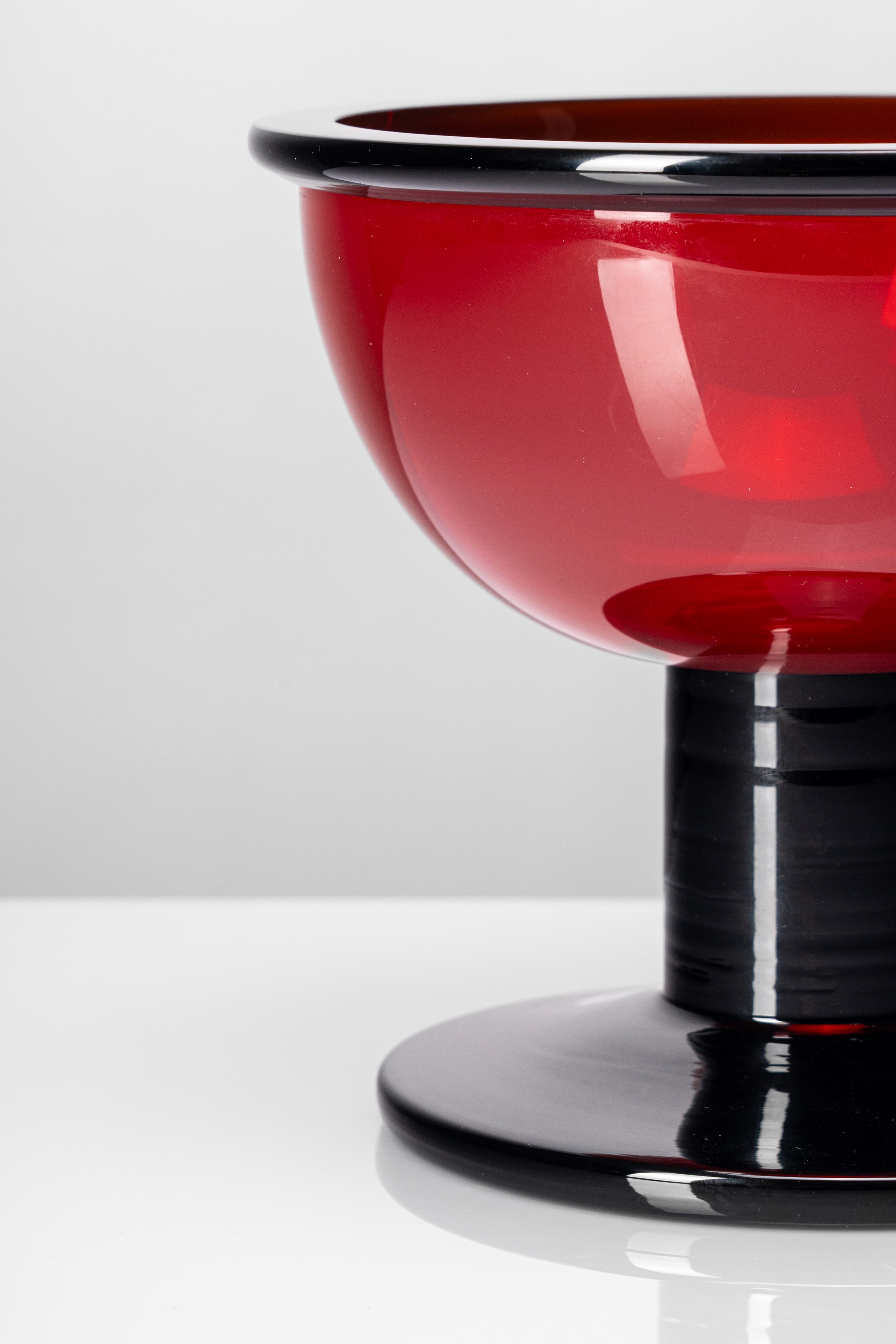 Ettore Sottsass Jr - Coppa modello “Aulica” in vetro soffiato rosso (1972)