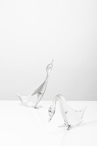 Coppia di sculture stilizzate di uccelli in cristallo trasparente
