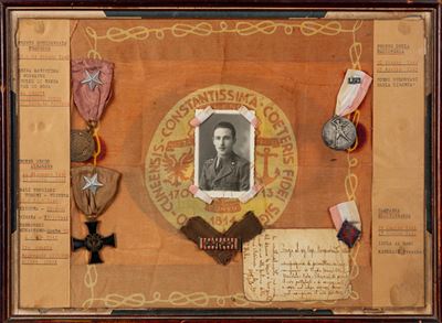 Raccolta di cimeli e medaglie, con foto e foulard/ drappo decorativo, 1940s