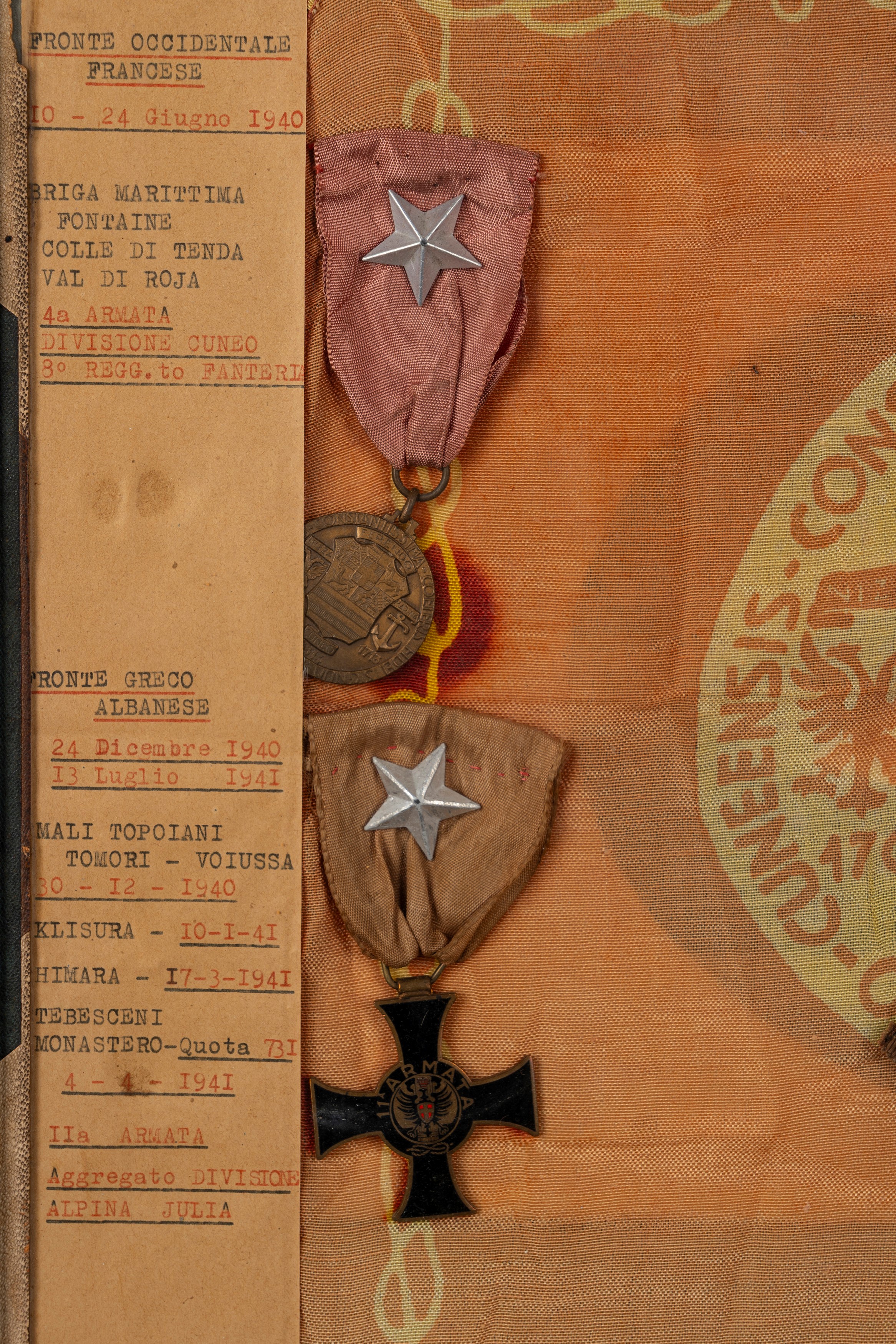 Raccolta di cimeli e medaglie, con foto e foulard/ drappo decorativo, 1940s