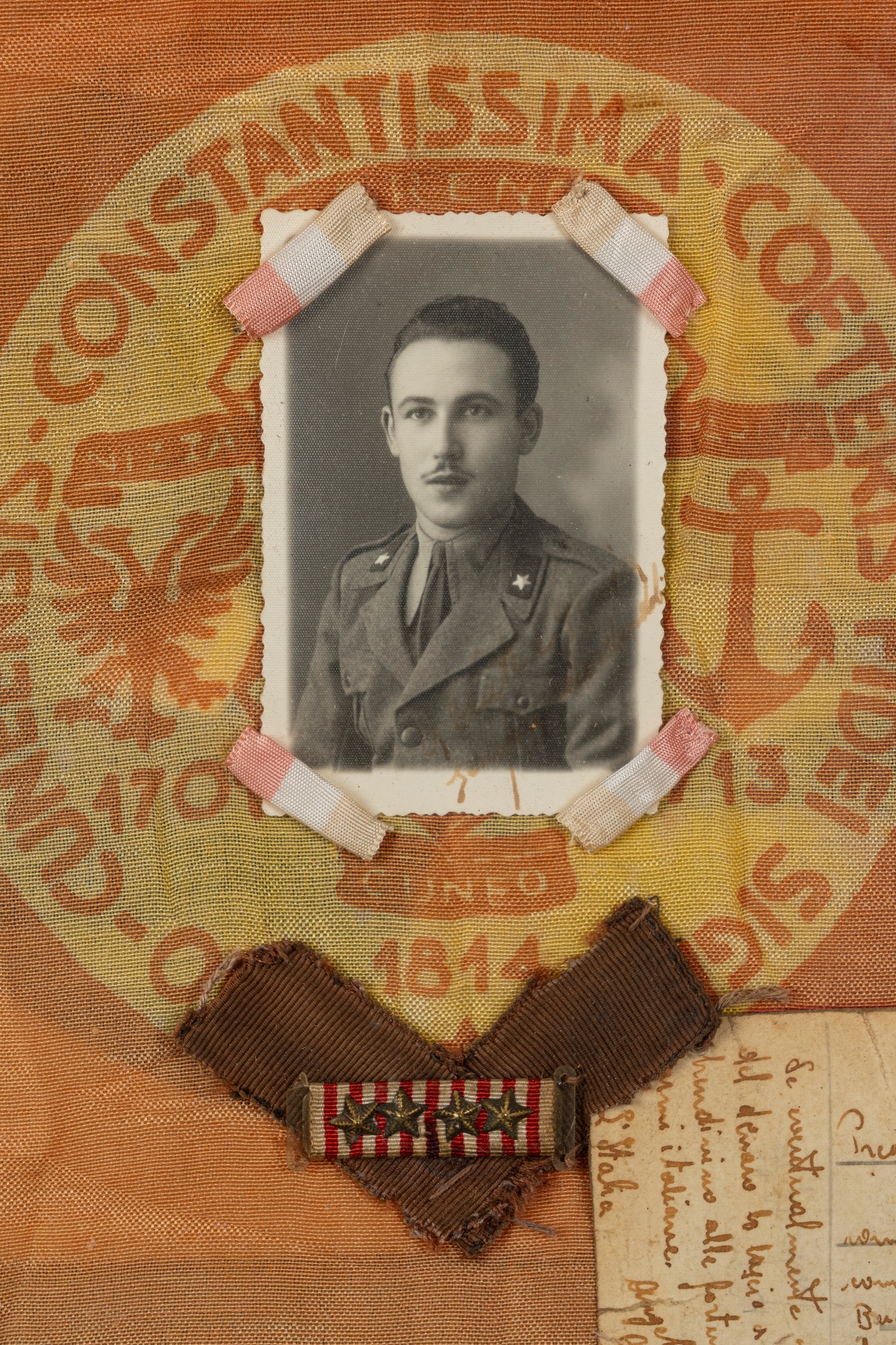 Raccolta di cimeli e medaglie, con foto e foulard/ drappo decorativo, 1940s