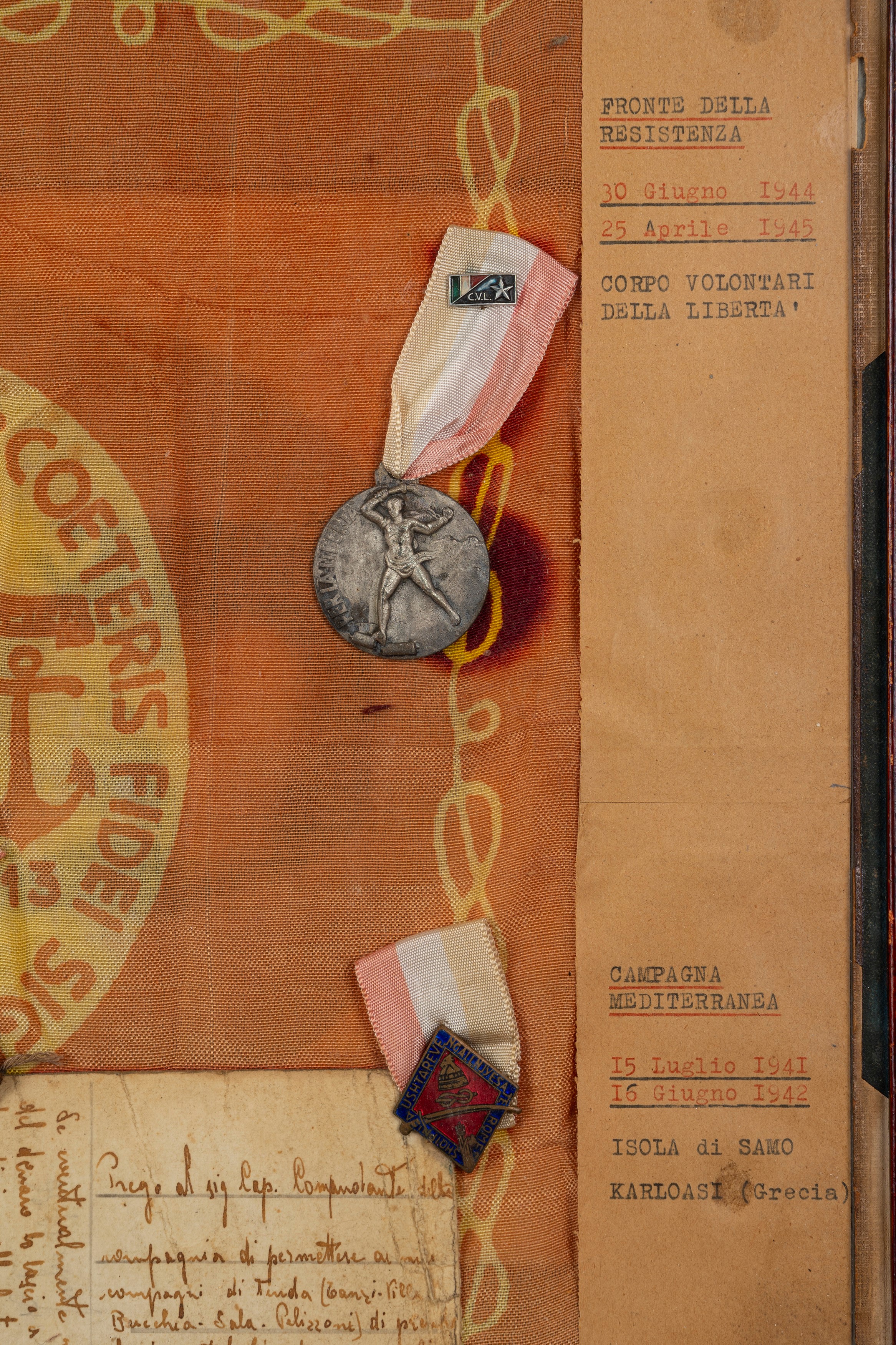 Raccolta di cimeli e medaglie, con foto e foulard/ drappo decorativo, 1940s