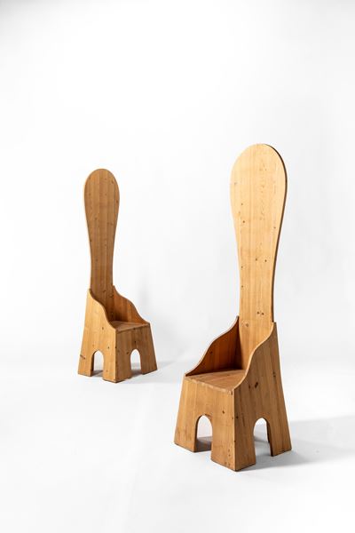 Coppia di sedie della serie “Mobili nella Valle”, legno di pino russo grezzo (1972)