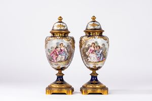 Coppia di vasi pot-pourri con coperchio in porcellana policroma e dorata, Manifattura di S&egrave;vres, XIX secolo