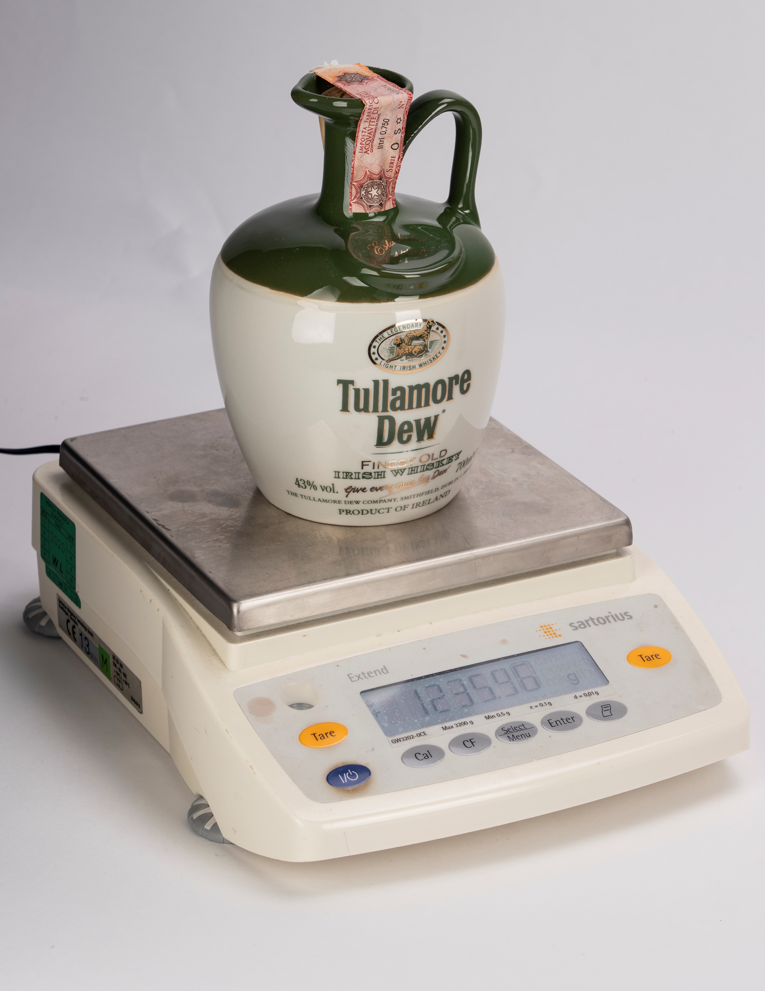 Scozia - Selezione di whisky in bottiglia e decanter in ceramica: Teacher's Highand Cream; Tullam...