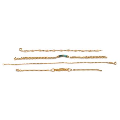 Quattro bracciali, in oro giallo 18k