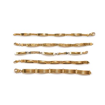 Cinque bracciali, in oro bicolore 18k
