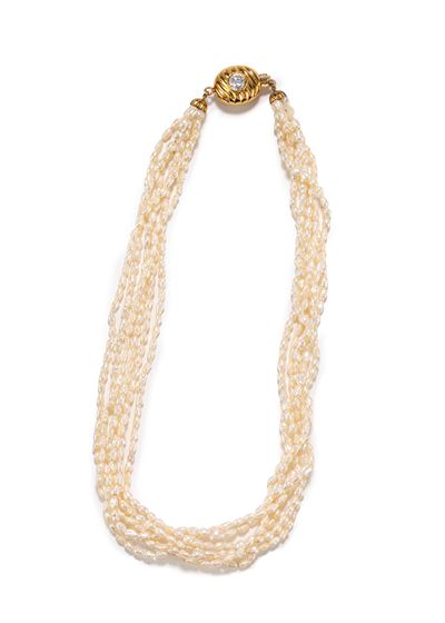 Collana in oro giallo 18k con perle di fiume a sei fili e chiusura con pietra incolore a imitazio...