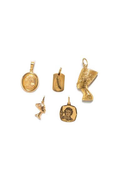 Cinque pendenti, in oro giallo 18k