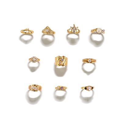 Insieme di anelli, in oro bicolore 18k con pietre colorate e incolori a imitazione del diamante