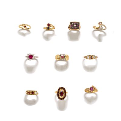 Anello composto, in oro bicolore 18k e pietre rosse (rubini sintetici, granati, diamanti e imitaz...