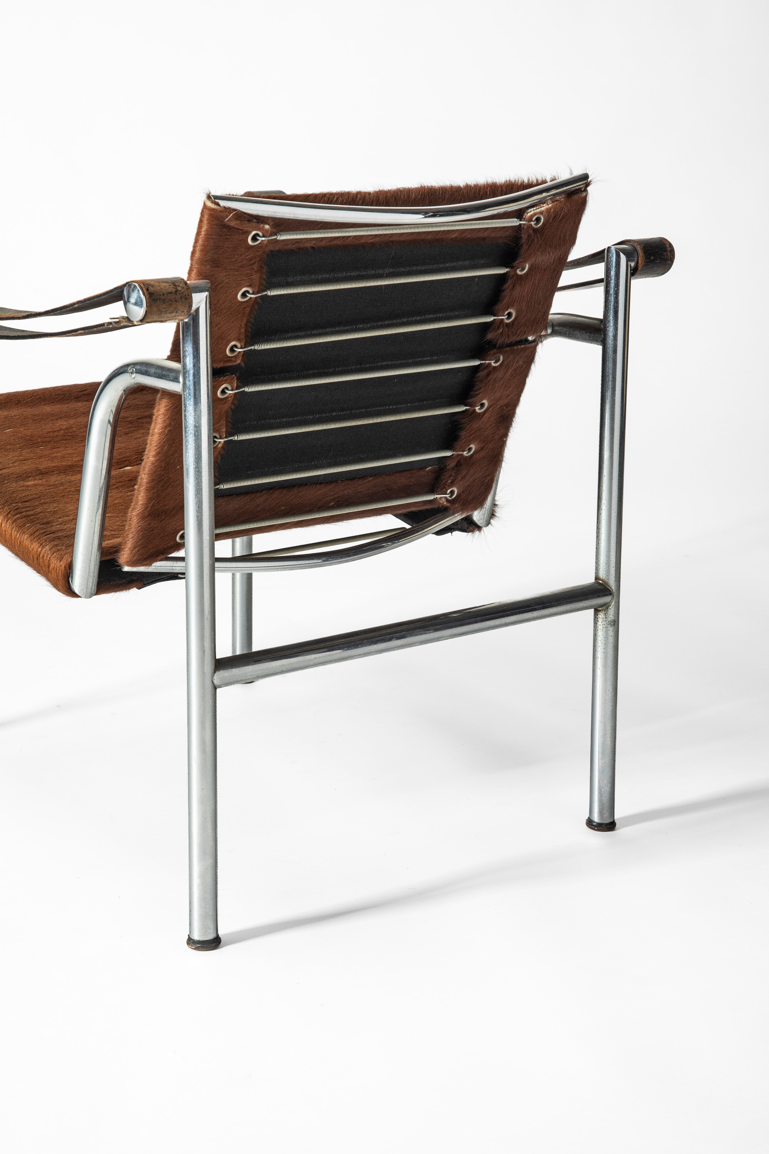 Le Corbusier, Charlotte Perriand, Pierre Jeanneret - Poltroncina modello LC1 in acciaio cromato e...