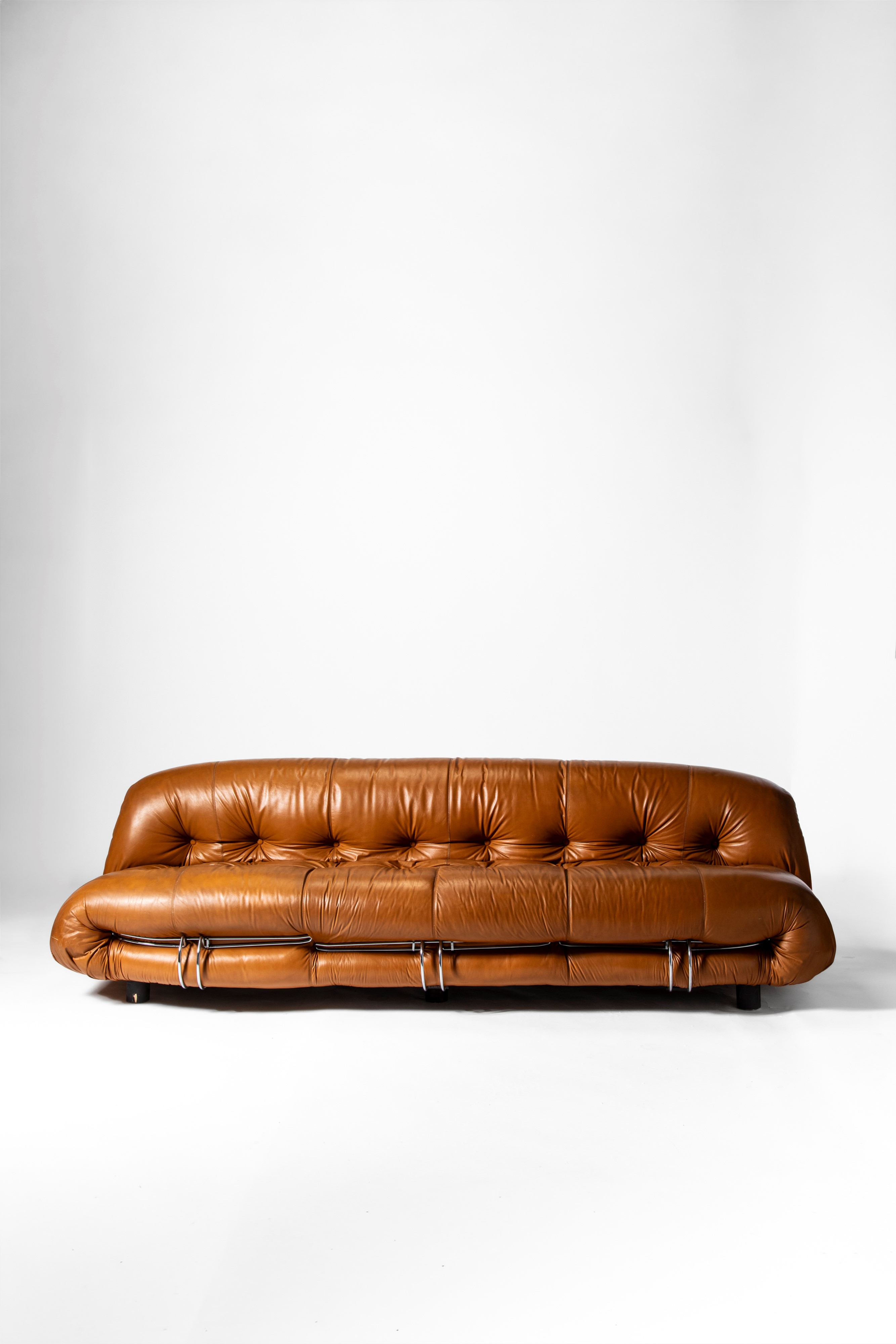 Afra e Tobia Scarpa - Cassina, Modello “Soriana” – divano, pelle e struttura in legno laccato (19...