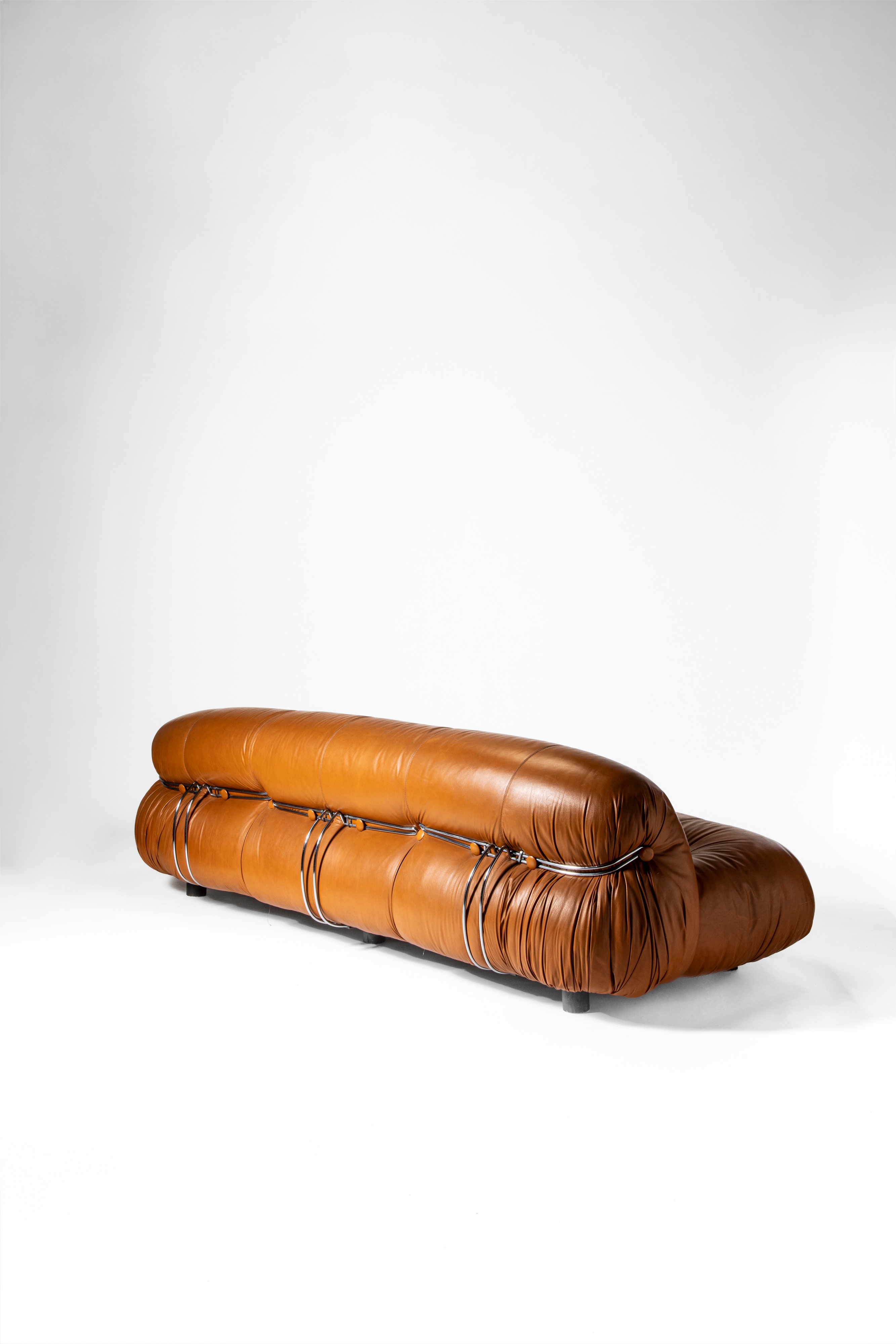 Afra e Tobia Scarpa - Cassina, Modello “Soriana” – divano, pelle e struttura in legno laccato (19...