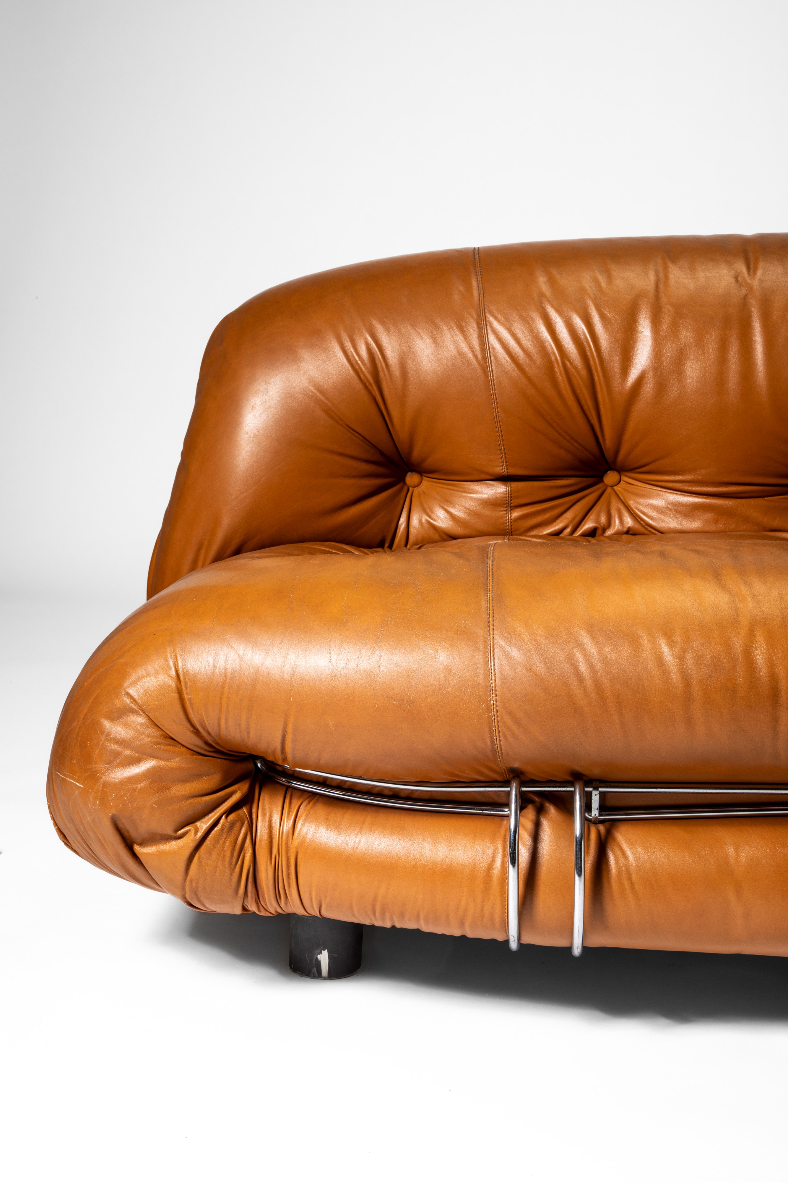 Afra e Tobia Scarpa - Cassina, Modello “Soriana” – divano, pelle e struttura in legno laccato (19...