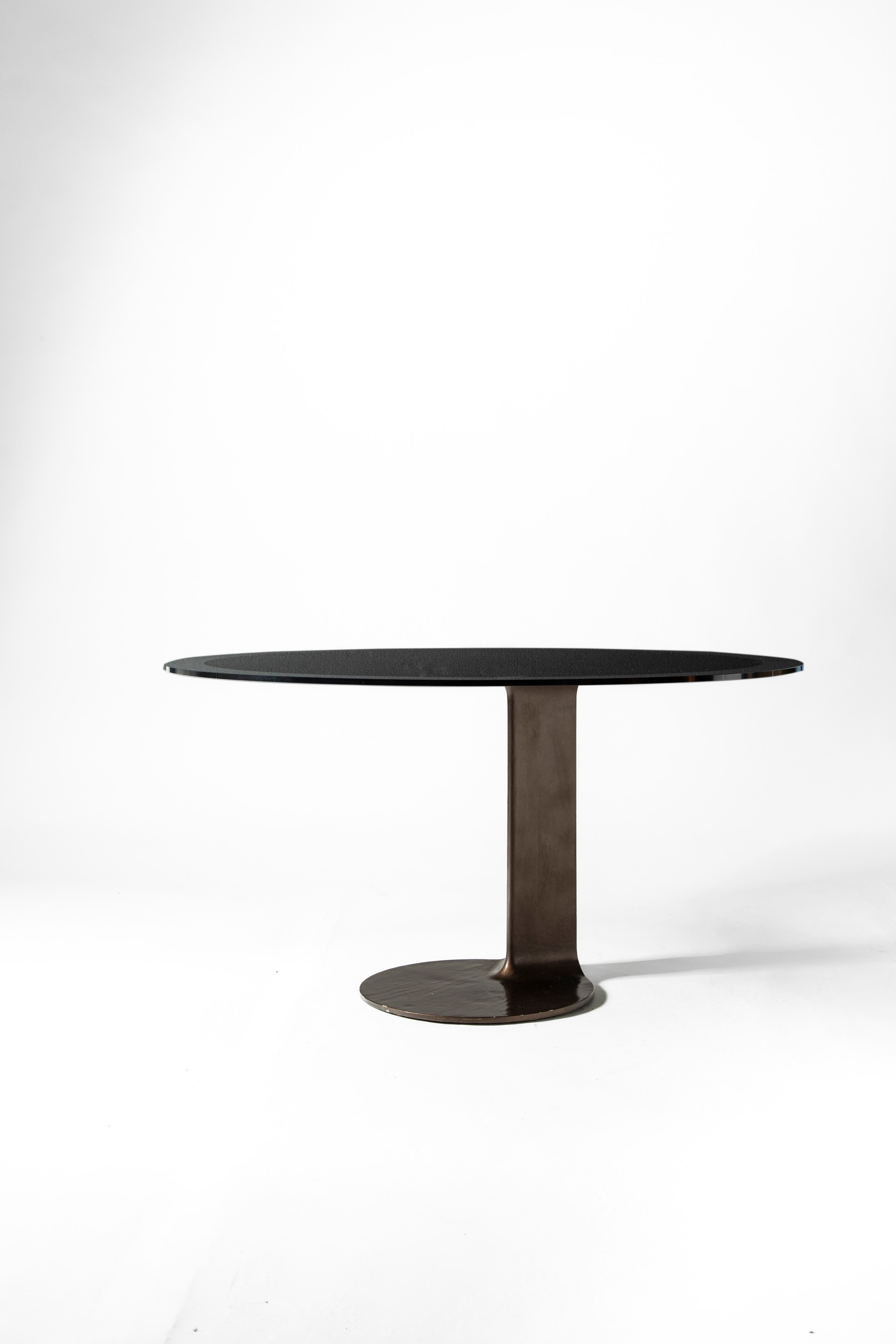 Afra e Tobia Scarpa - Poggi, Tavolo modello TL59, bronzo brunito e vetro molato (1975)