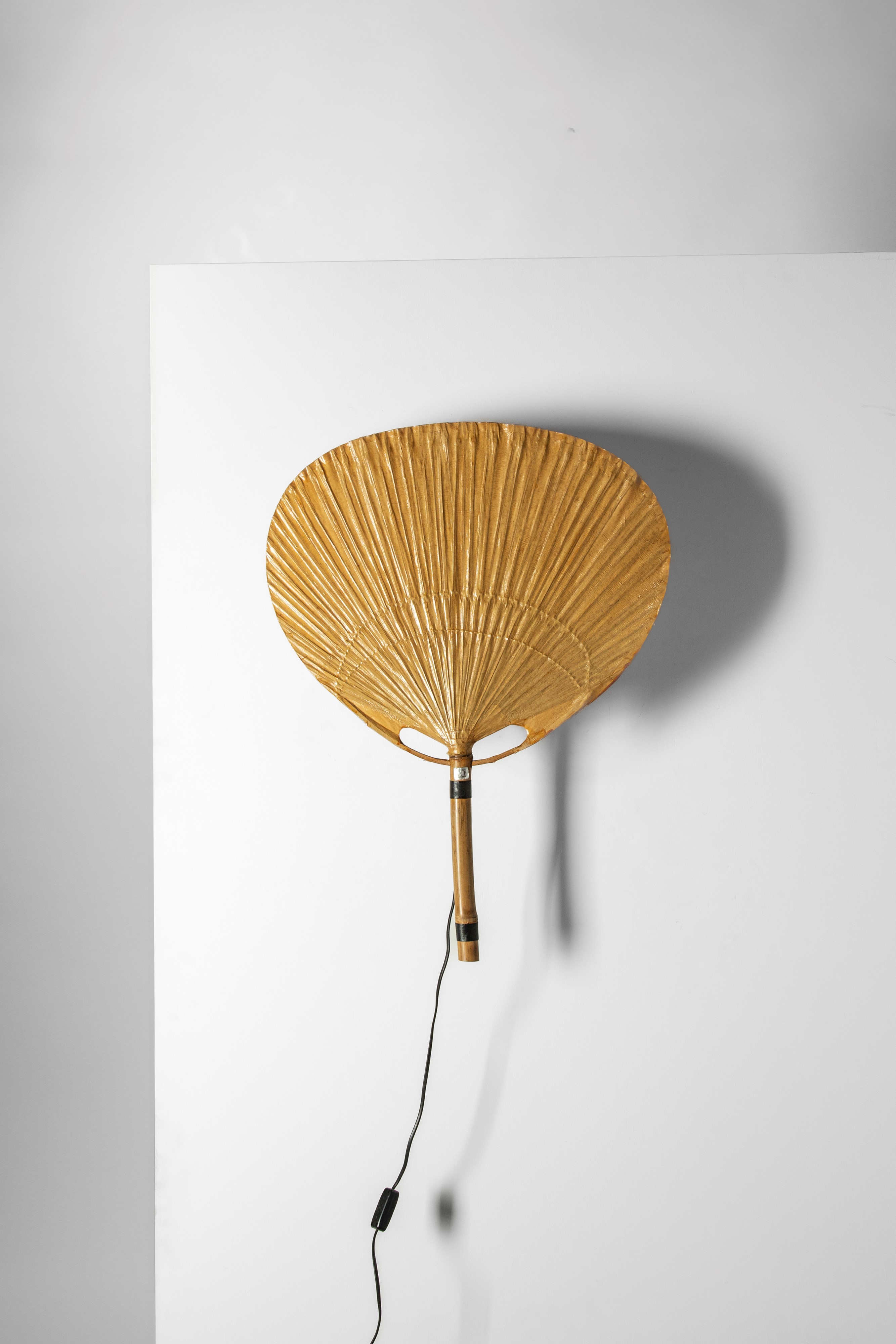 Ingo Maurer - Lampada da parete modello “Uchiwa III”, 1973